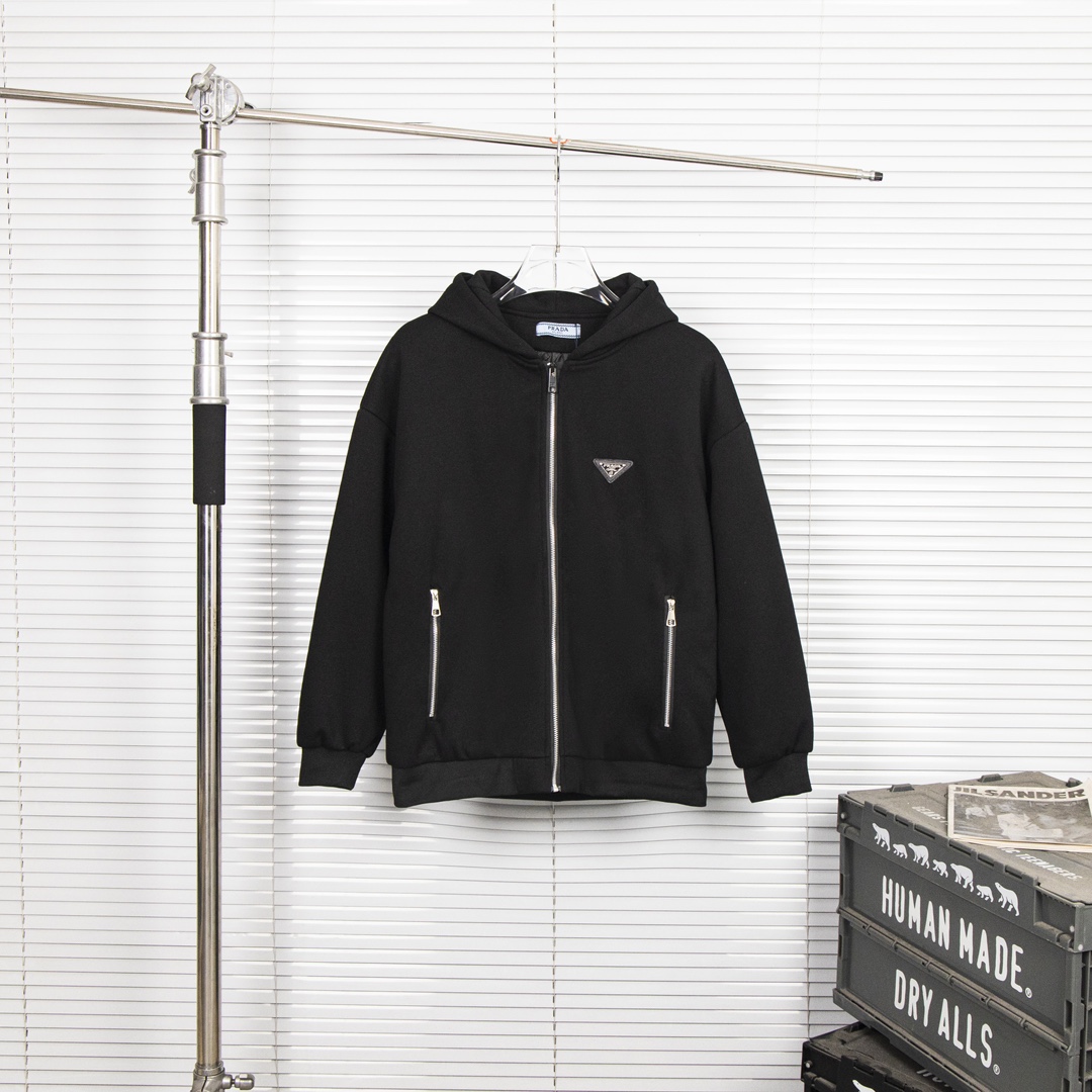 Prada’s Innovative Luxury Hat Tunnel Coat with Original Fur Technology - 图片 1