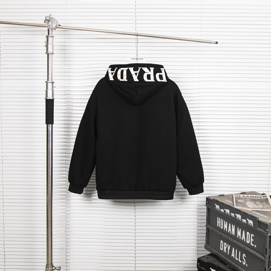 Prada’s Innovative Luxury Hat Tunnel Coat with Original Fur Technology - 图片 2