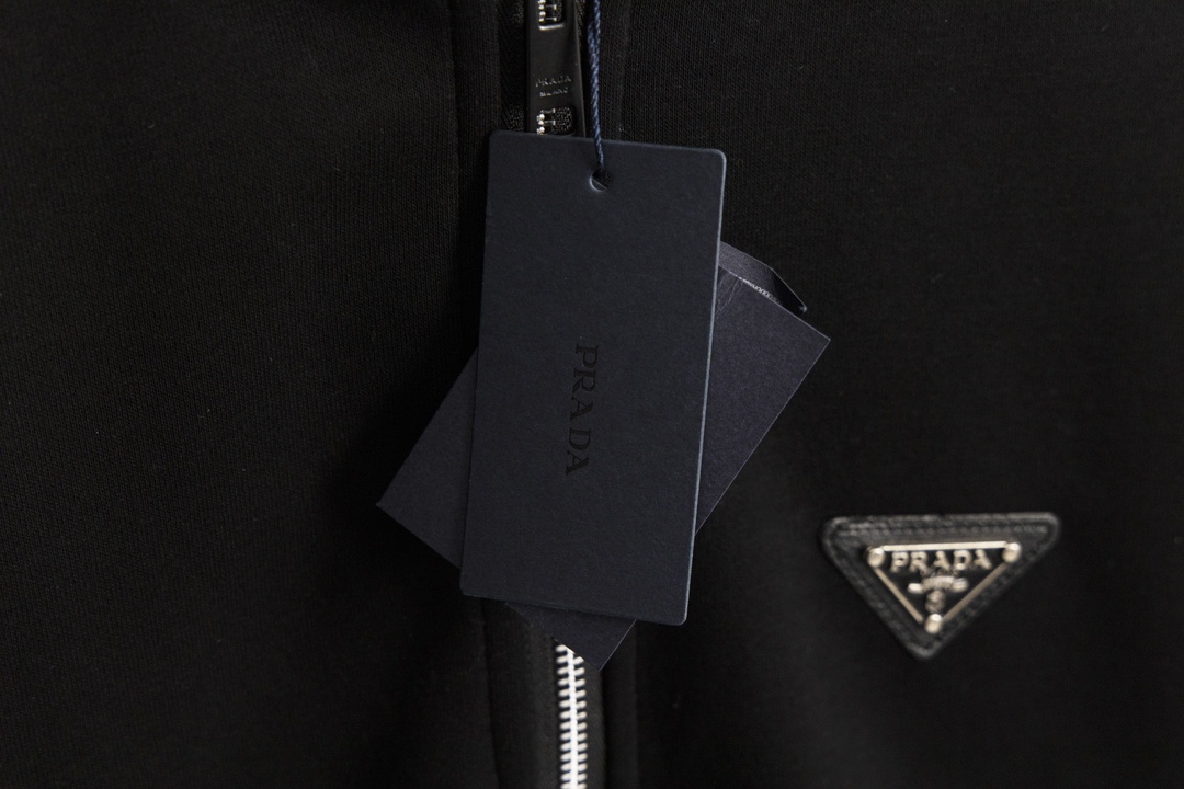 Prada’s Innovative Luxury Hat Tunnel Coat with Original Fur Technology - 图片 3