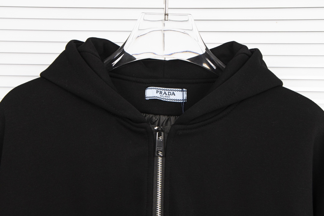 Prada’s Innovative Luxury Hat Tunnel Coat with Original Fur Technology - 图片 4