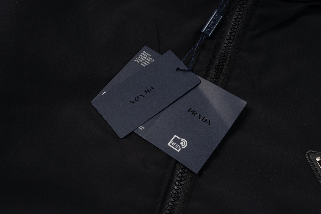Prada New Triangular Labels Two-faced Cotton Jacket: Prada’s Innovative Luxury Fashion for Men and Women - 图片 4