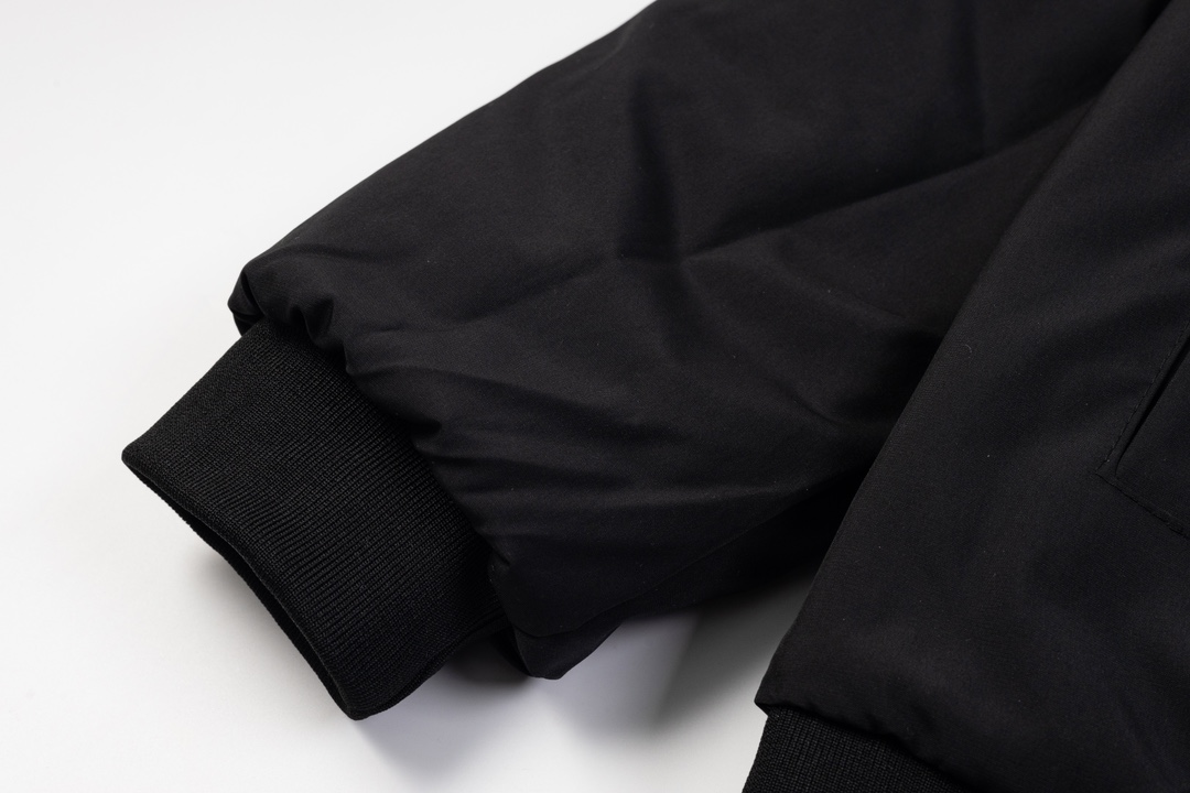 Prada New Triangular Labels Two-faced Cotton Jacket: Prada’s Innovative Luxury Fashion for Men and Women - 图片 7