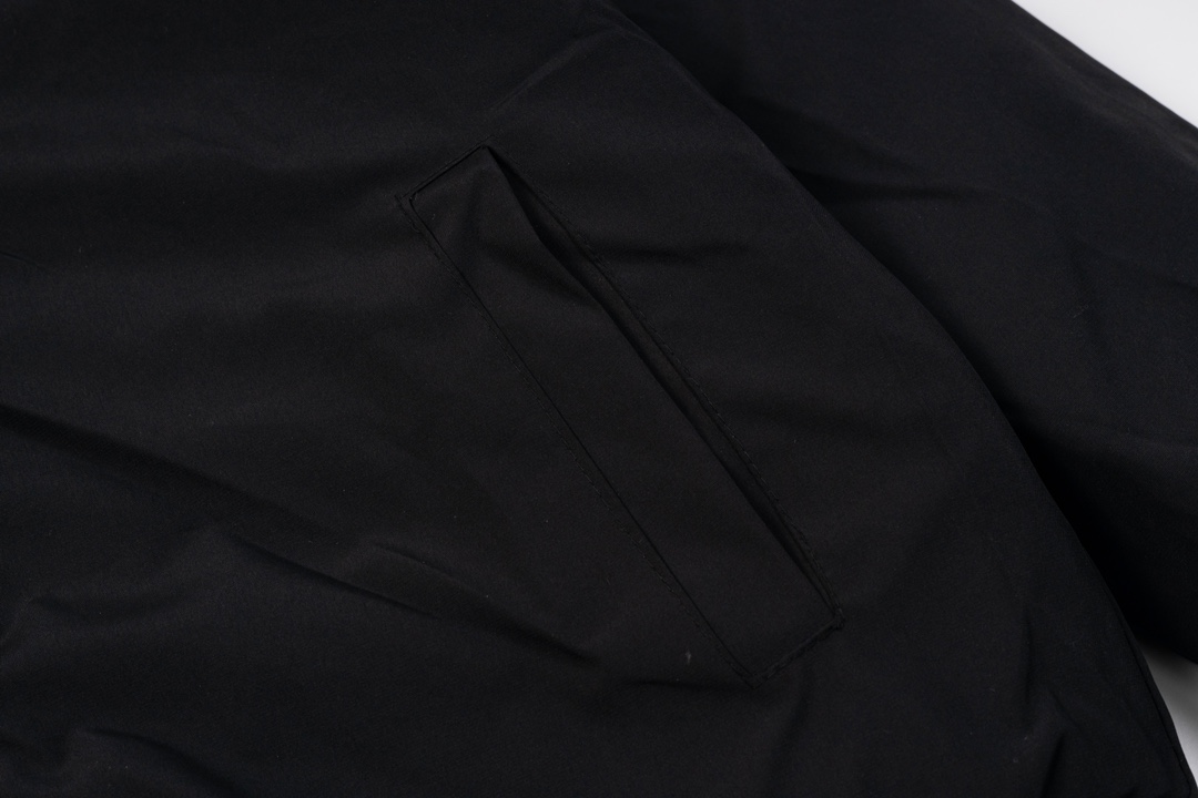 Prada New Triangular Labels Two-faced Cotton Jacket: Prada’s Innovative Luxury Fashion for Men and Women - 图片 9