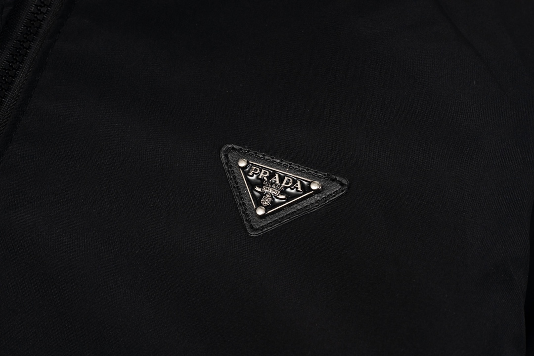 Prada New Triangular Labels Two-faced Cotton Jacket: Prada’s Innovative Luxury Fashion for Men and Women - 图片 6