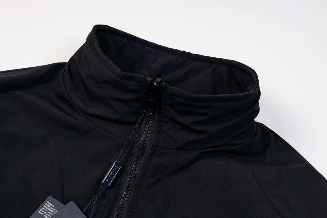 Prada New Triangular Labels Two-faced Cotton Jacket: Prada’s Innovative Luxury Fashion for Men and Women - 图片 5