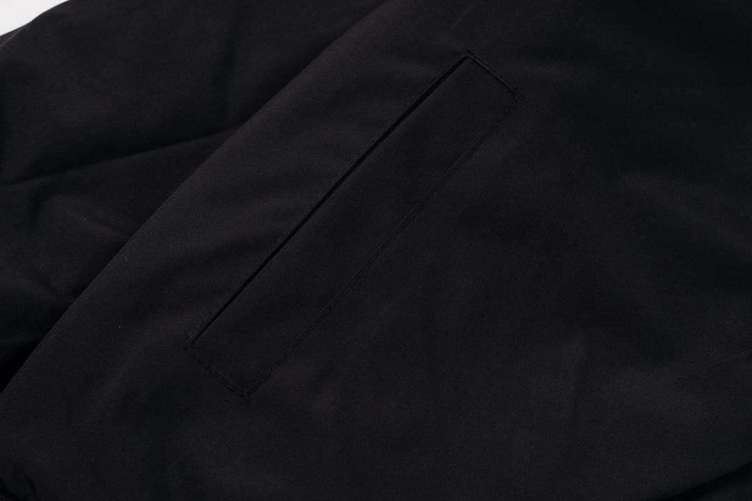 Prada New Triangular Labels Two-faced Cotton Jacket: Prada’s Innovative Luxury Fashion for Men and Women - 图片 8