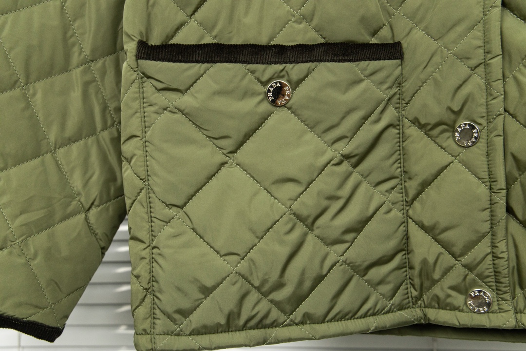 Prada Retro Cotton Jacket: Stylish, Warm, and Unique Design for Fashion Enthusiasts - 图片 6