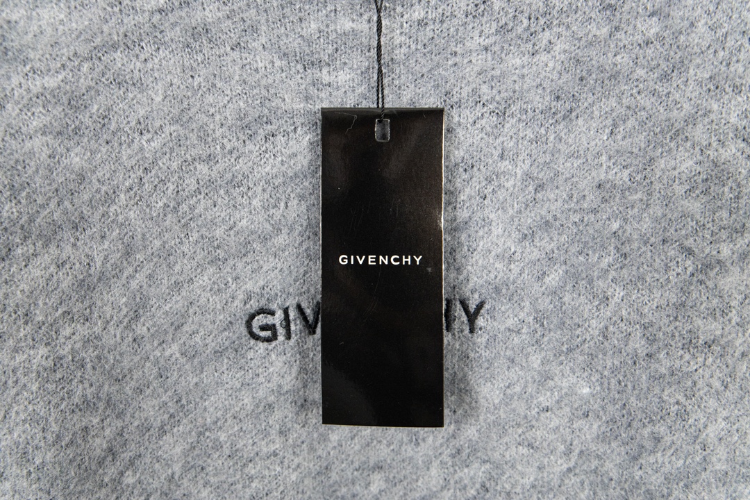Givenchy Introduces New Vanilla Sweaters for Men and Women in Hot Joint Series - 图片 3