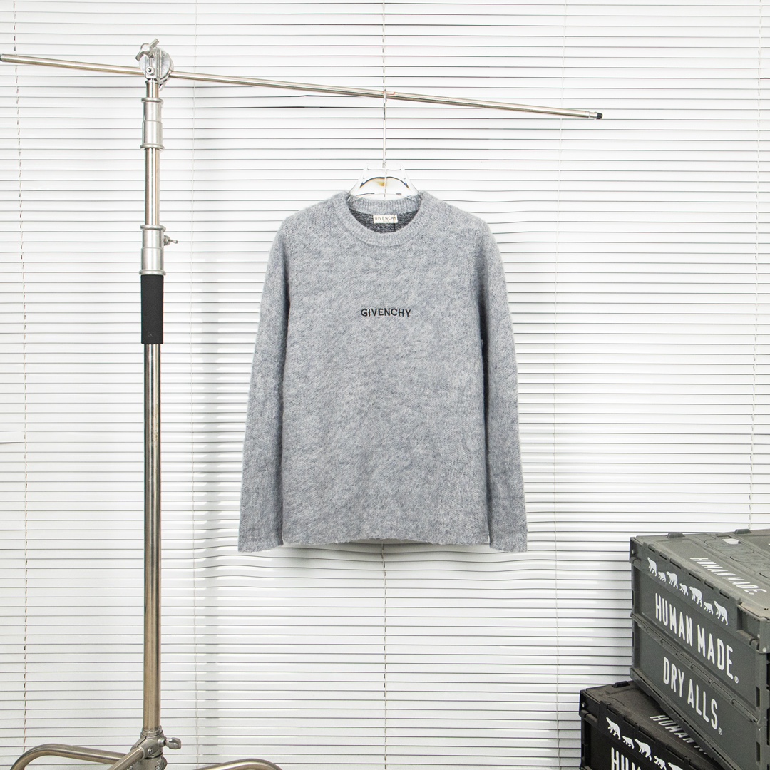 Givenchy Introduces New Vanilla Sweaters for Men and Women in Hot Joint Series - 图片 1