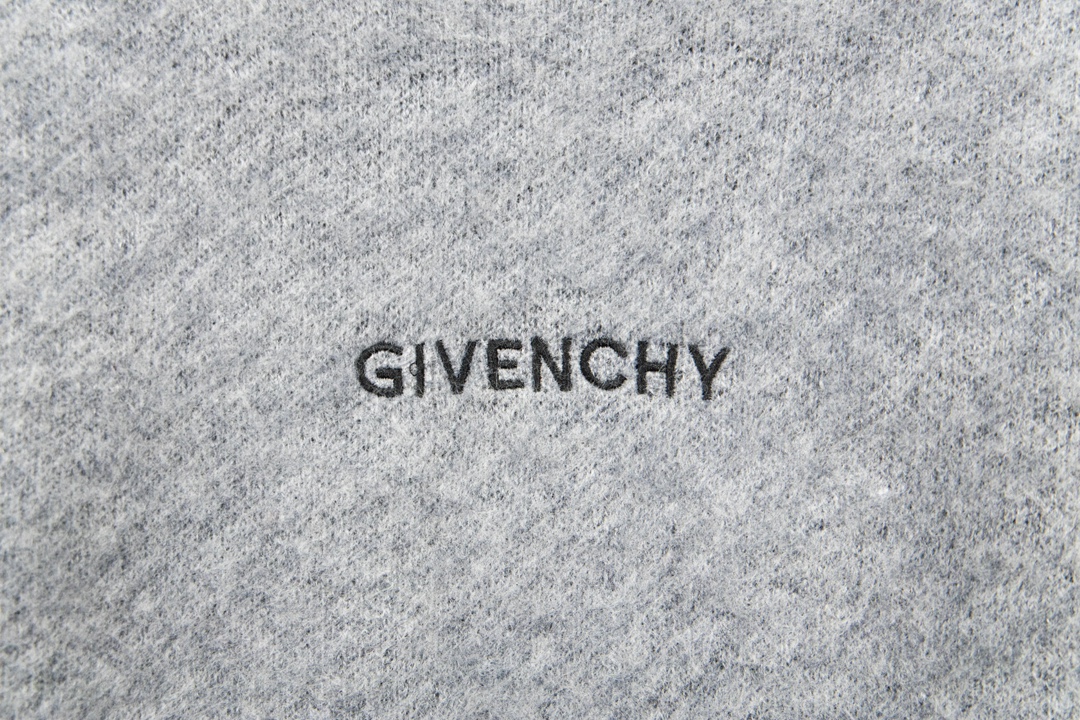Givenchy Introduces New Vanilla Sweaters for Men and Women in Hot Joint Series - 图片 5