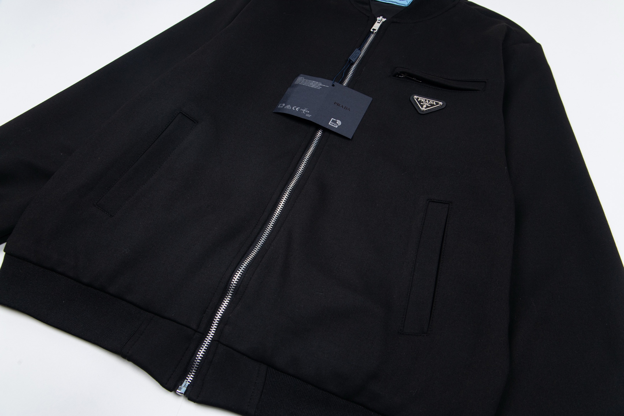 Prada YF-21 Jacket: Original Design, Custom Details, Trendsetting Luxury Fashion - 图片 4