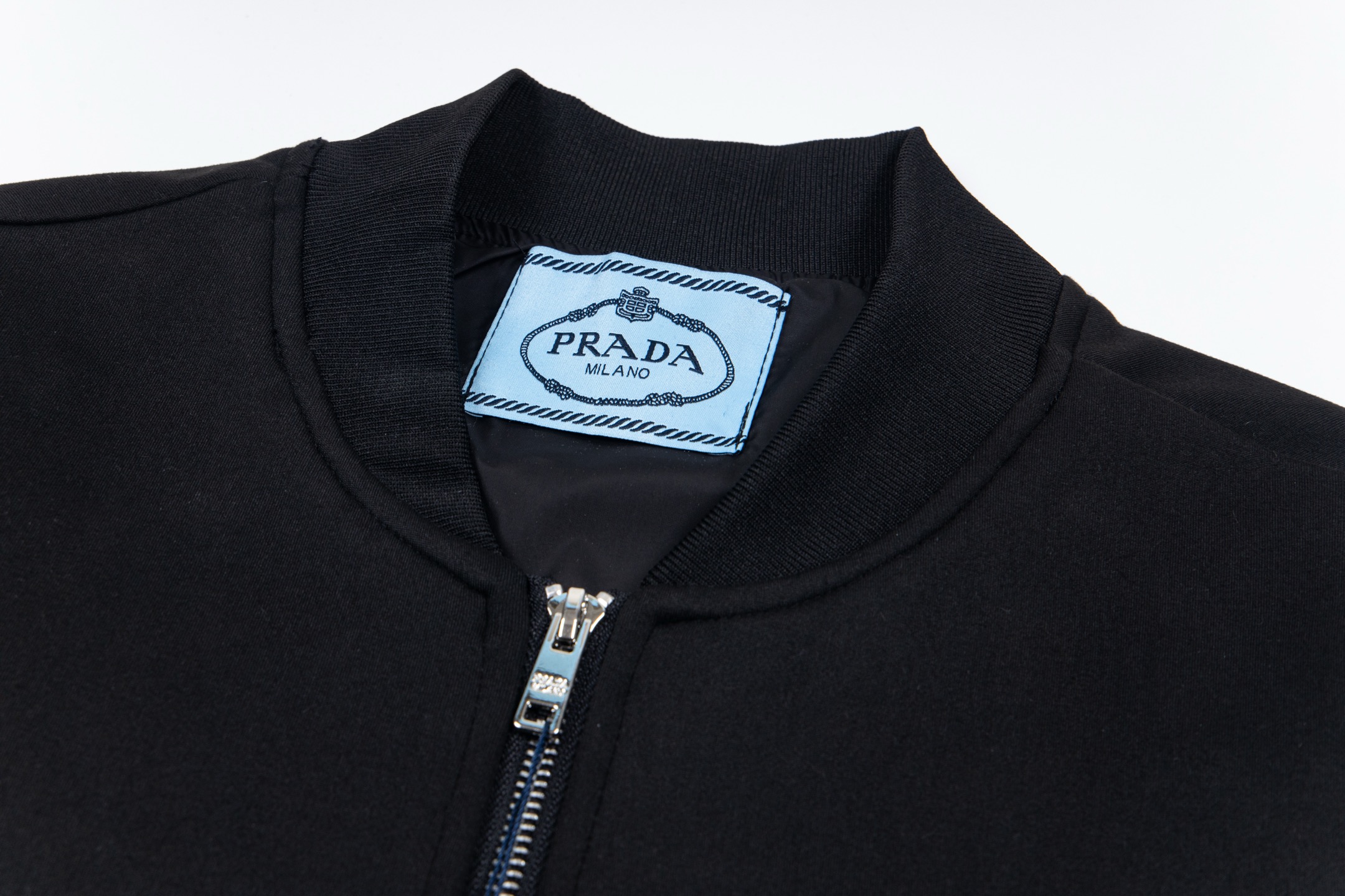 Prada YF-21 Jacket: Original Design, Custom Details, Trendsetting Luxury Fashion - 图片 6