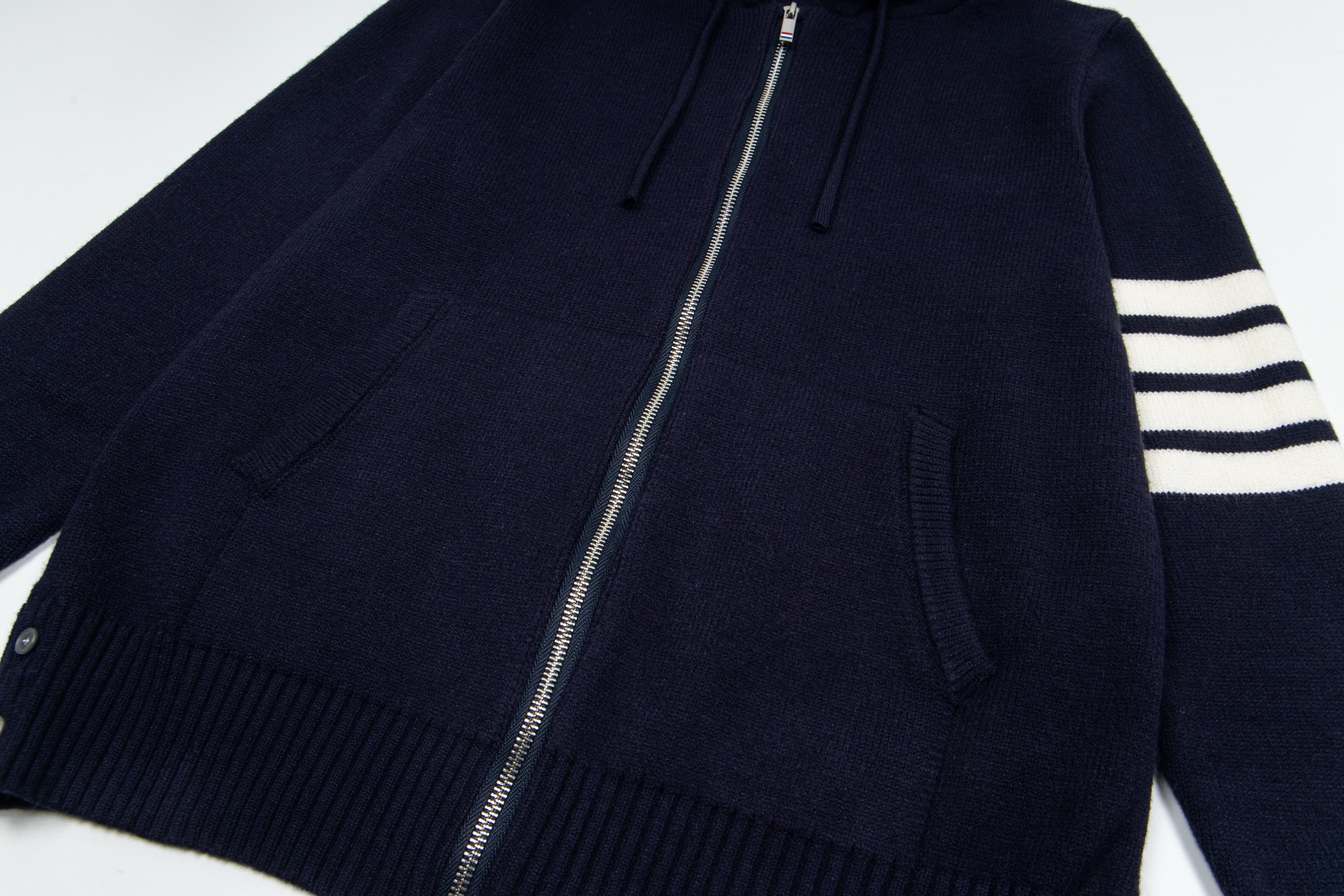 Fashion Review: Thom Browne’s Soft Knit Jacket in Cyan and Gray - 图片 5