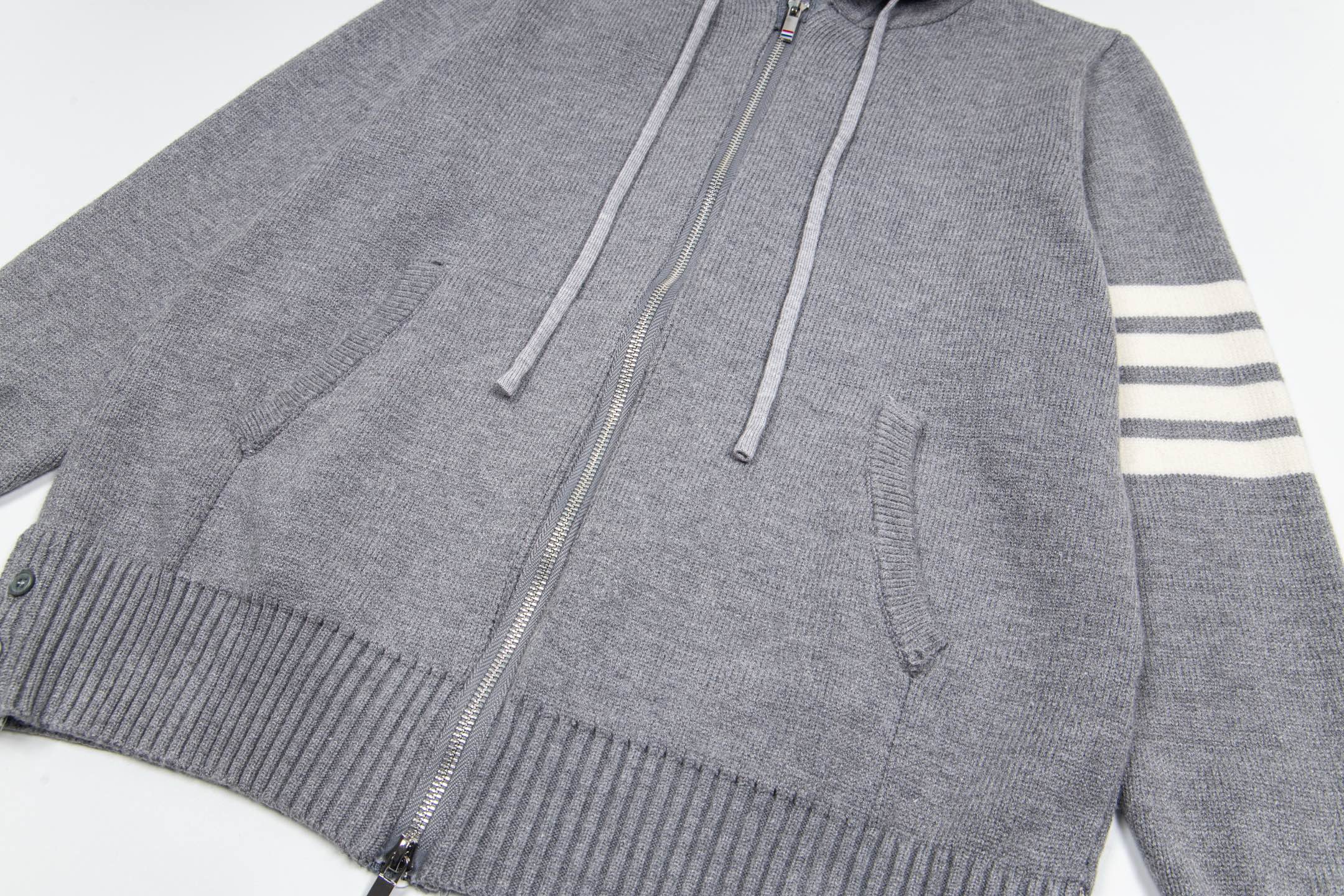Fashion Review: Thom Browne’s Soft Knit Jacket Collection in Cyan and Gray - 图片 5