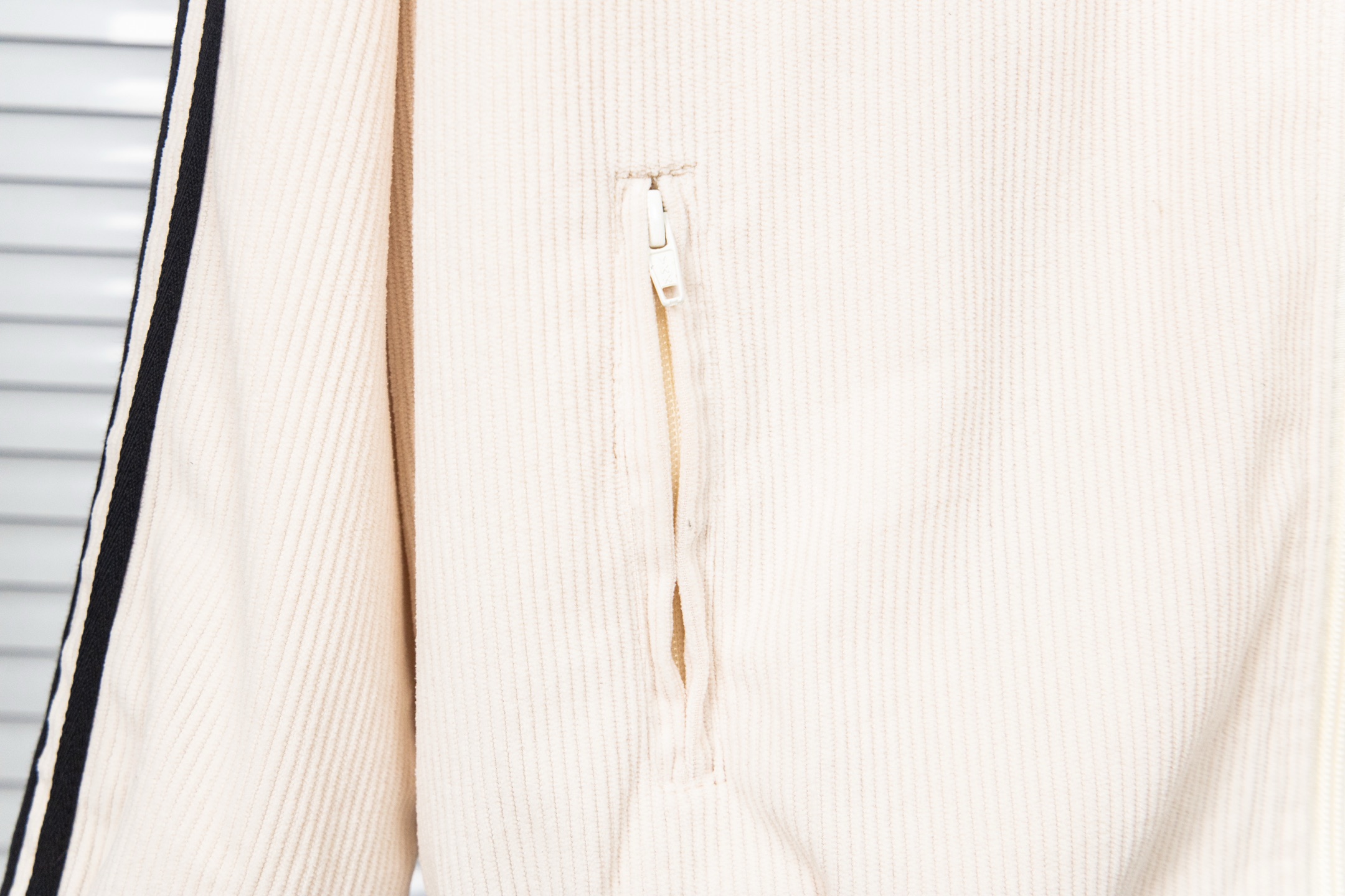 Adidas Three-leaf Waffle Sports Coat for Youth – Beige/Black, Sizes M-XL - 图片 5