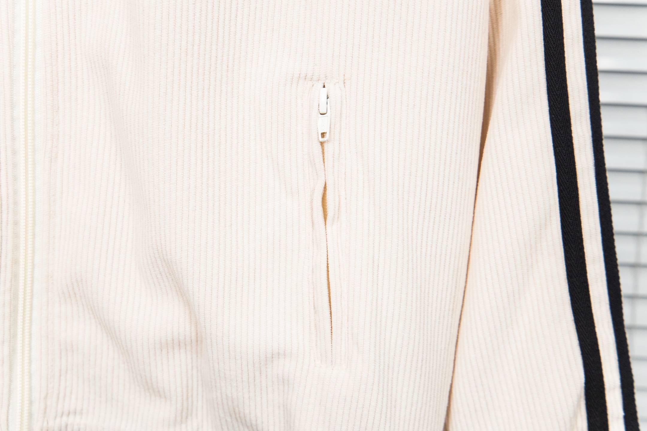 Adidas Three-leaf Waffle Sports Coat for Youth – Beige/Black, Sizes M-XL - 图片 9