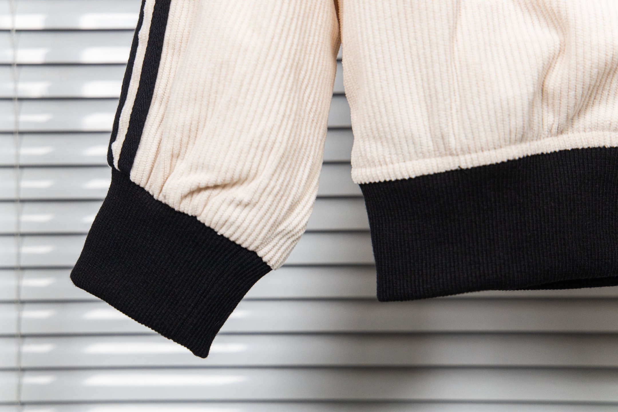 Adidas Three-leaf Waffle Sports Coat for Youth – Beige/Black, Sizes M-XL - 图片 4