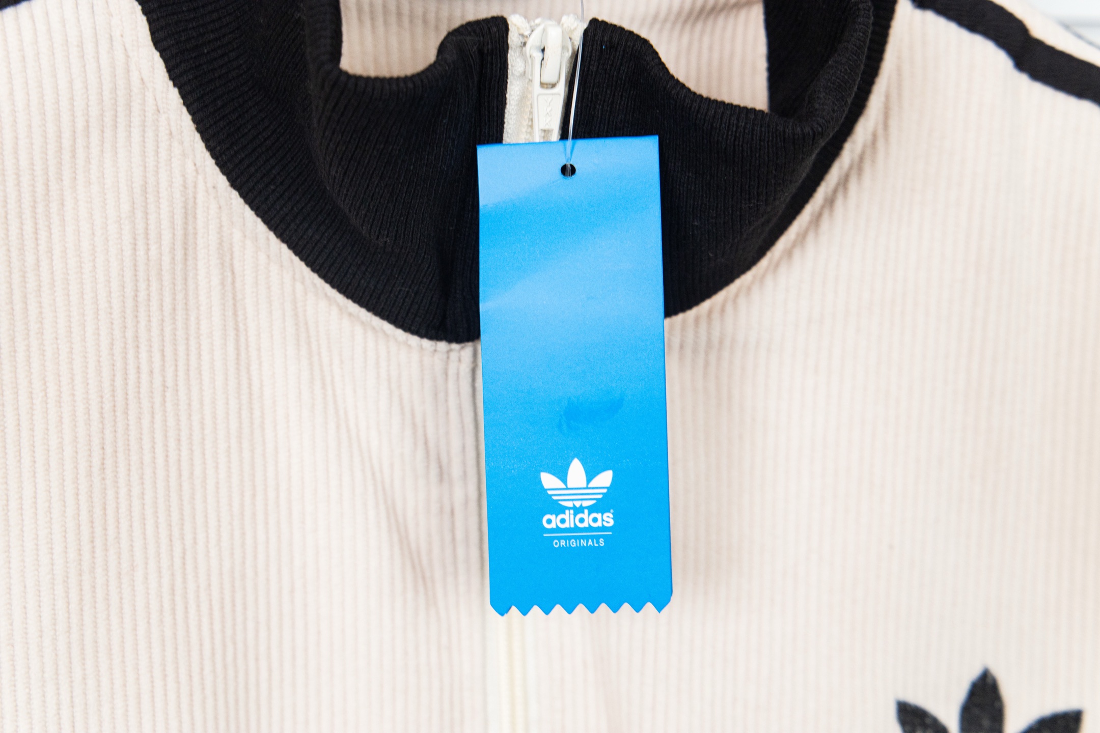 Adidas Three-leaf Waffle Sports Coat for Youth – Beige/Black, Sizes M-XL - 图片 3