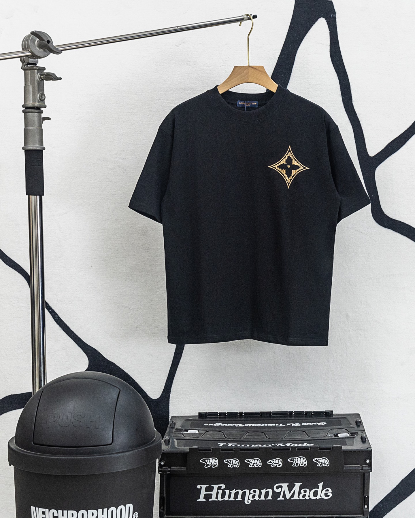 P80 Número de modelo: B24 LV Louis Vuitton camiseta de cuello redondo de manga corta con logotipo tejido y bordado. Com…