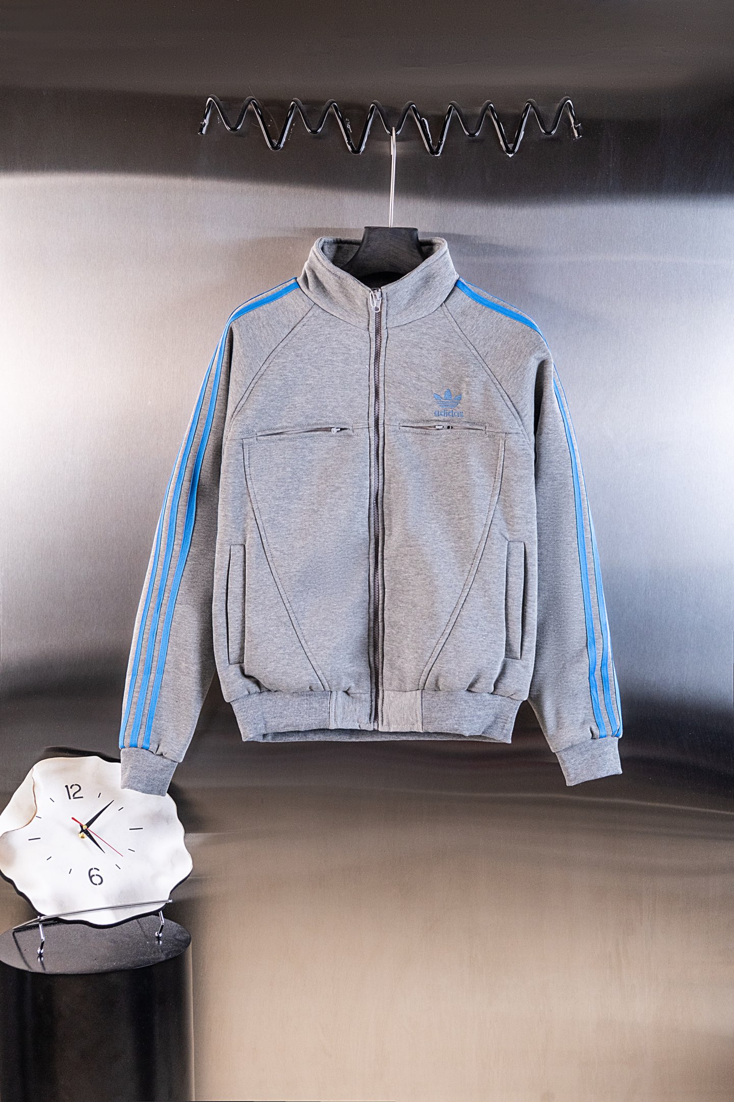 P135 Número de modelo: G02 Adidas chaqueta gris de cuello vuelto con bordado de tres rayas, estilo americano retro. Cha…
