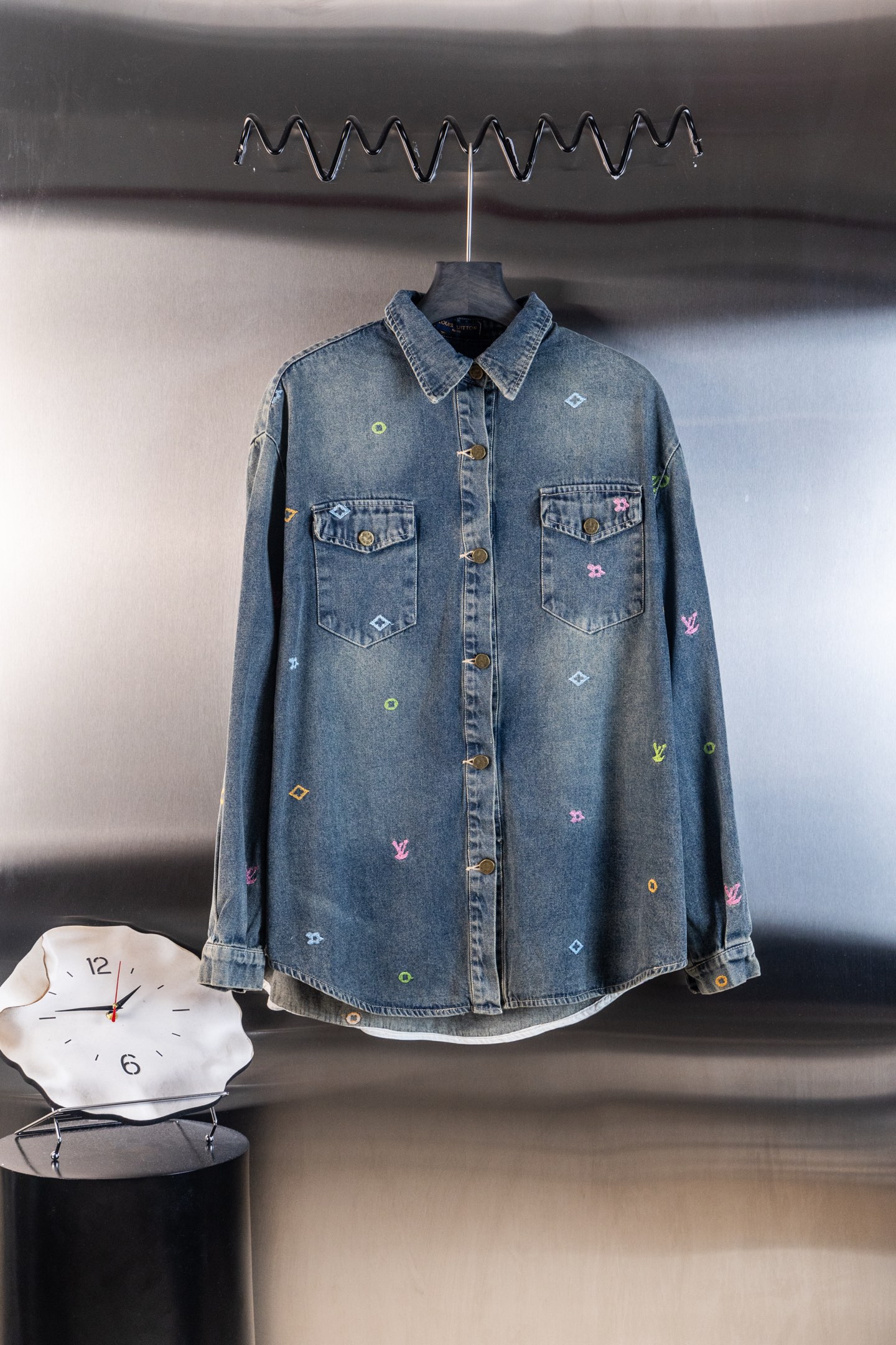P170 Número de modelo: M02 Louis Vuitton chaqueta de mezclilla con bordado de logo completo y posicionamiento, muy trab…