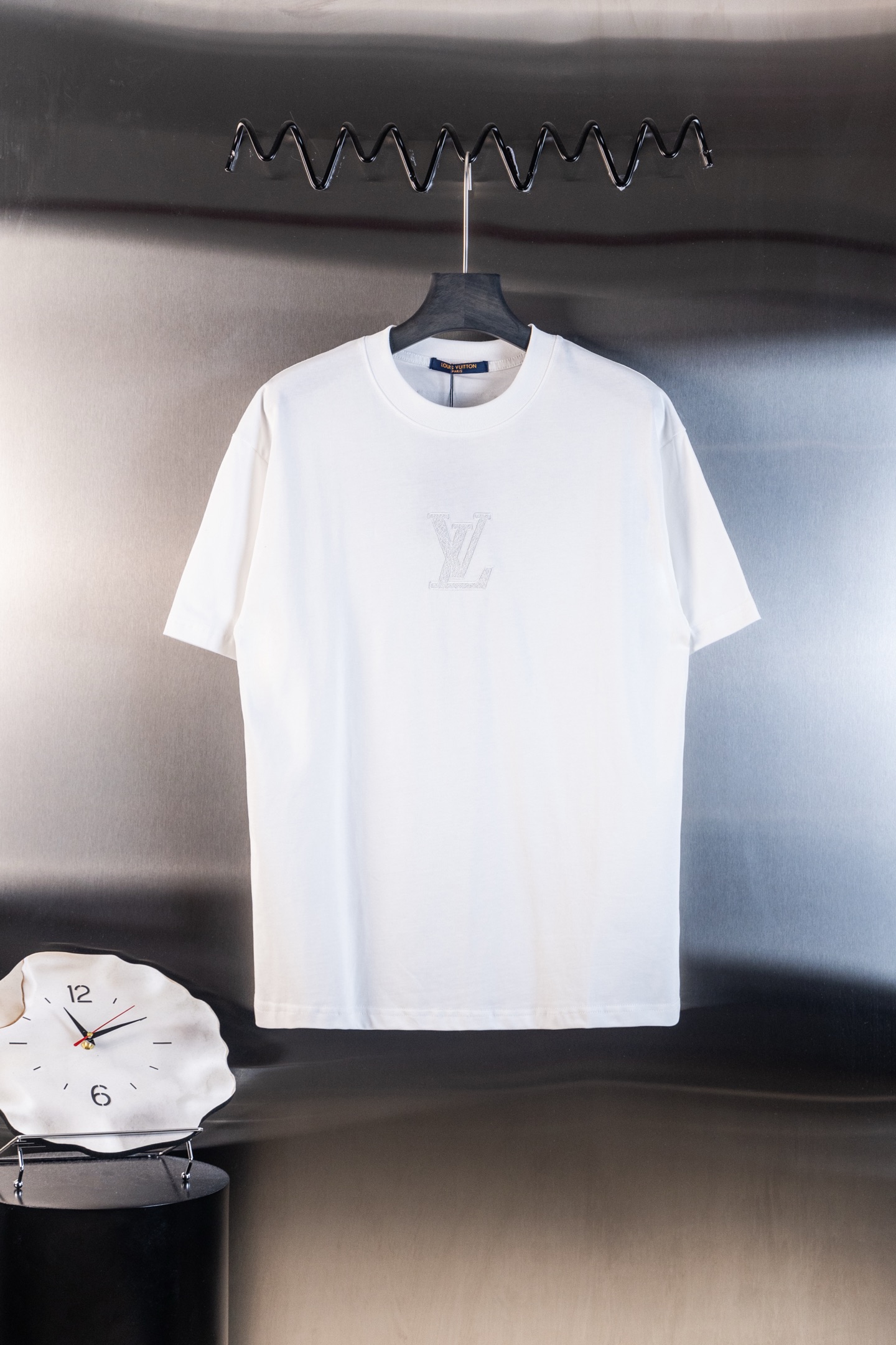 P80 Número de modelo: M04 Louis Vuitton Camiseta de manga corta con bordado de letras, tela de 270 gramos, teñida a alt…