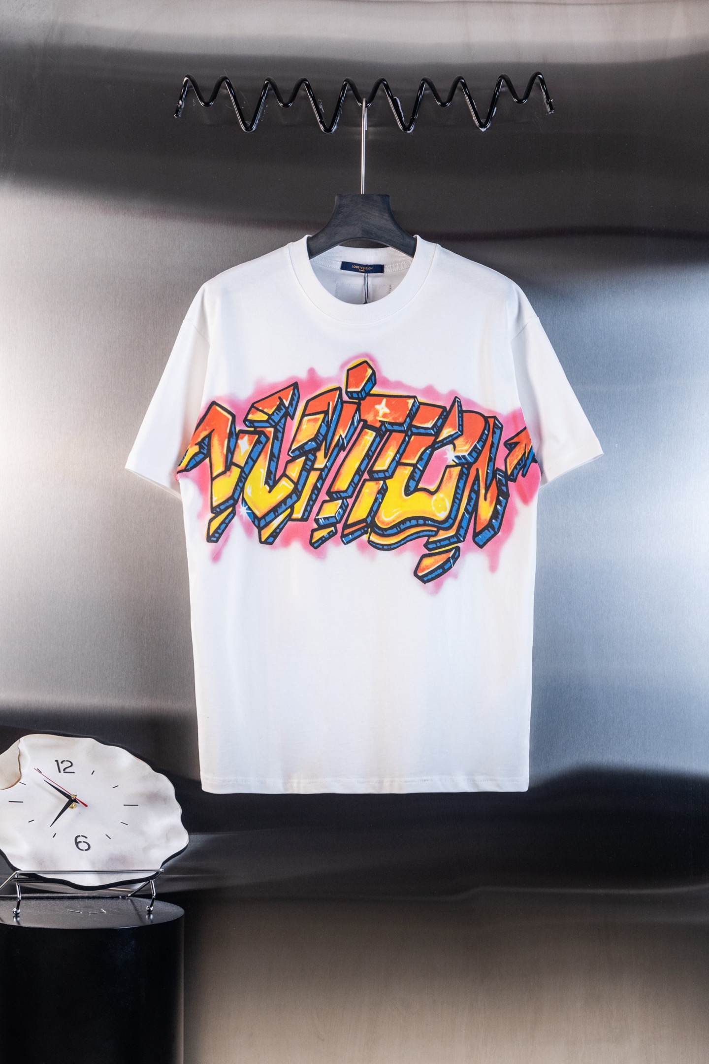 P80 Número de modelo: M09 Camiseta LV de letras de grafiti de fuego para parejas, estampado digital directo con corte y…