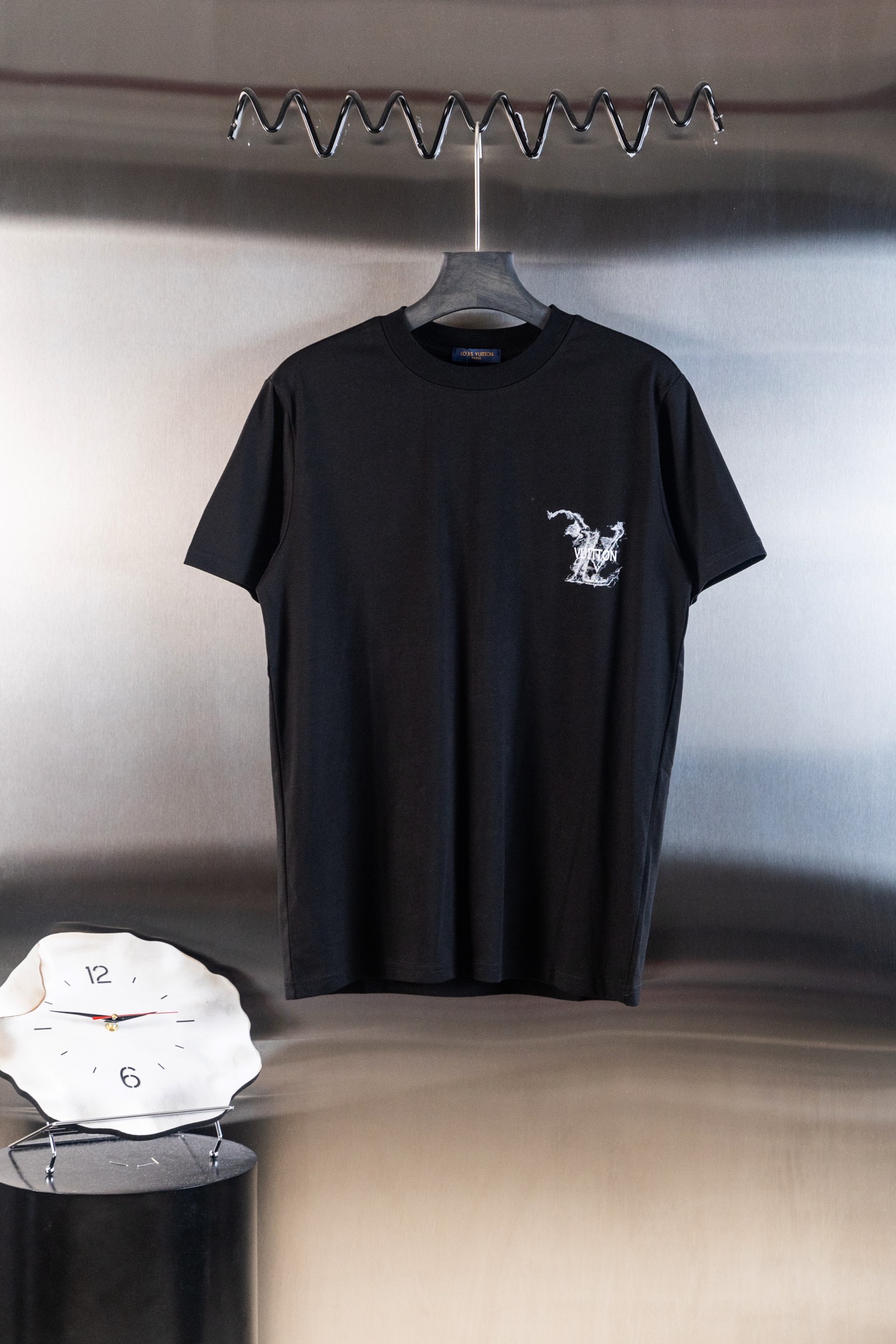 P75 Nº de modelo: L25 LOUIS VUITTON* Nuevo modelo de camiseta de manga corta de Louis Vuitton 2025 6ss, con estampado d…