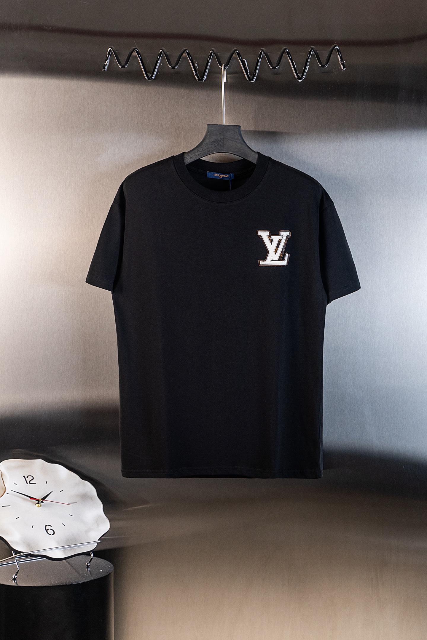 P88 Modelo: X07 2026s Louis Vuitton LV camiseta de manga corta con letras bordadas y parches de cuero, camiseta de moda…