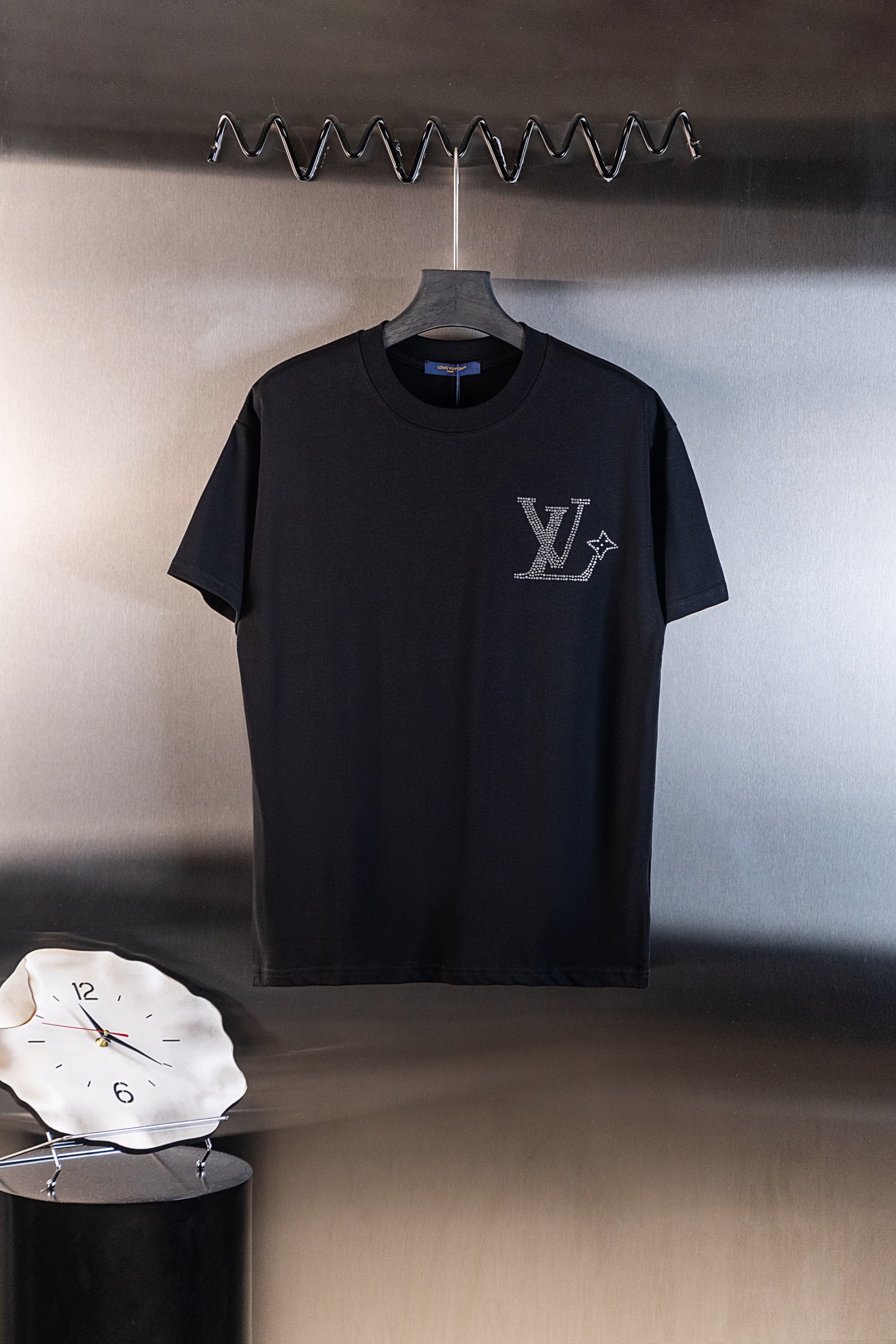 P85 Número de modelo: X10 2026s verano Louis Vuitton LV camiseta de manga corta con letras metálicas y diamantes de imi…