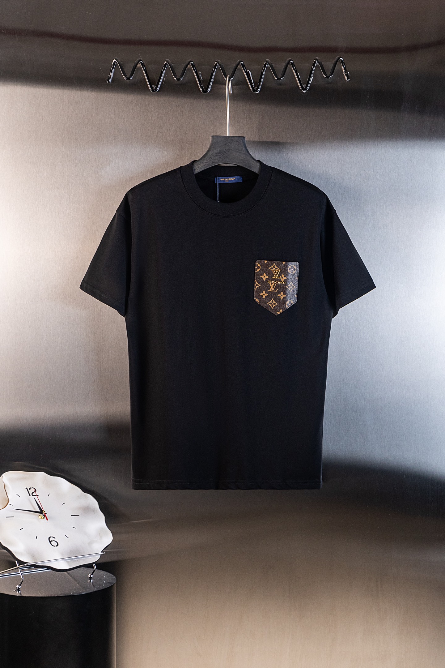 P80 Número de modelo: X13 Louis Vuitton LV camiseta de manga corta con bolsillo clásico en color café, camiseta de moda…