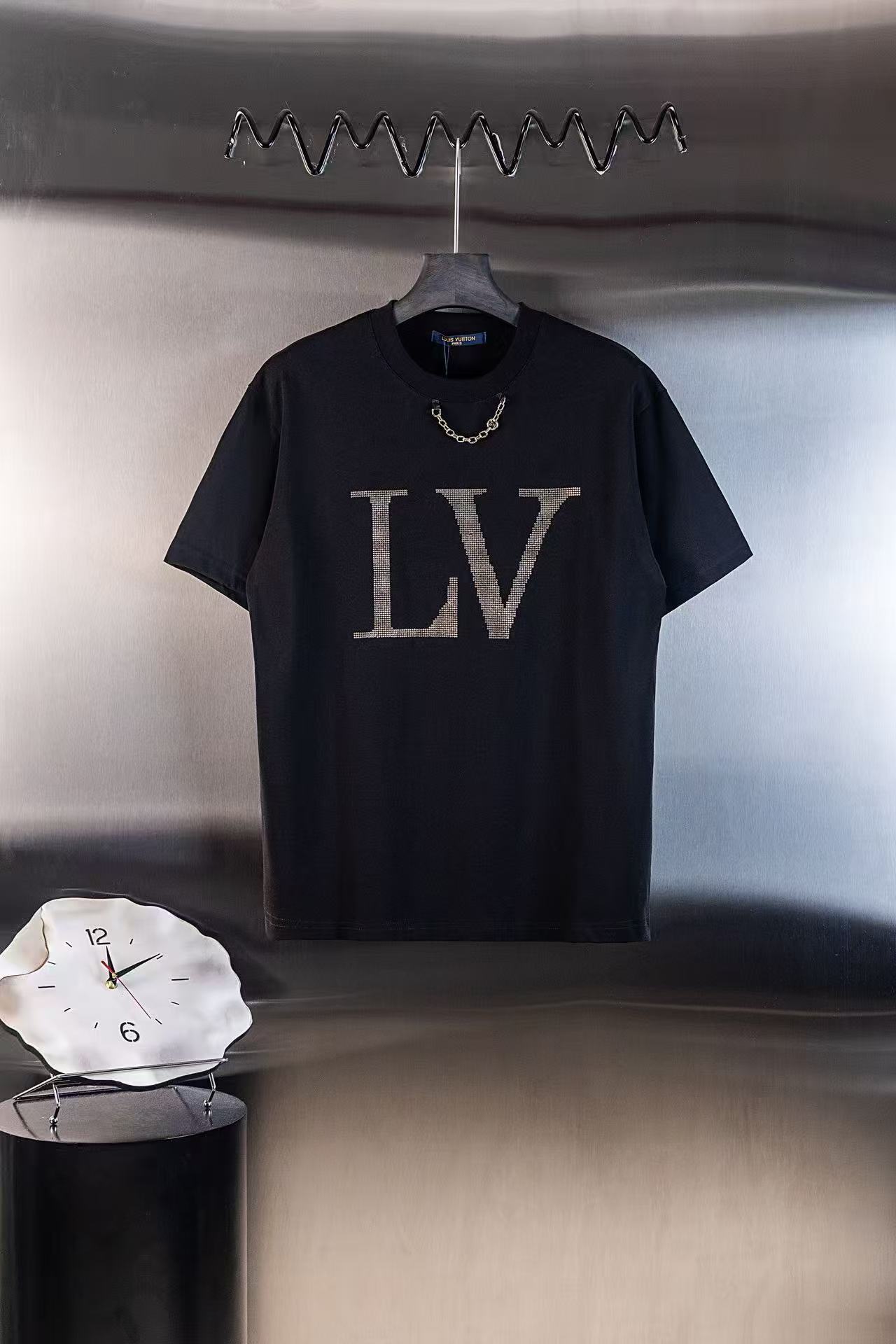 P80 Número de modelo: D11 LV Louis Vuitton camiseta de cuello redondo de manga corta con proceso de cadena de diamantes…