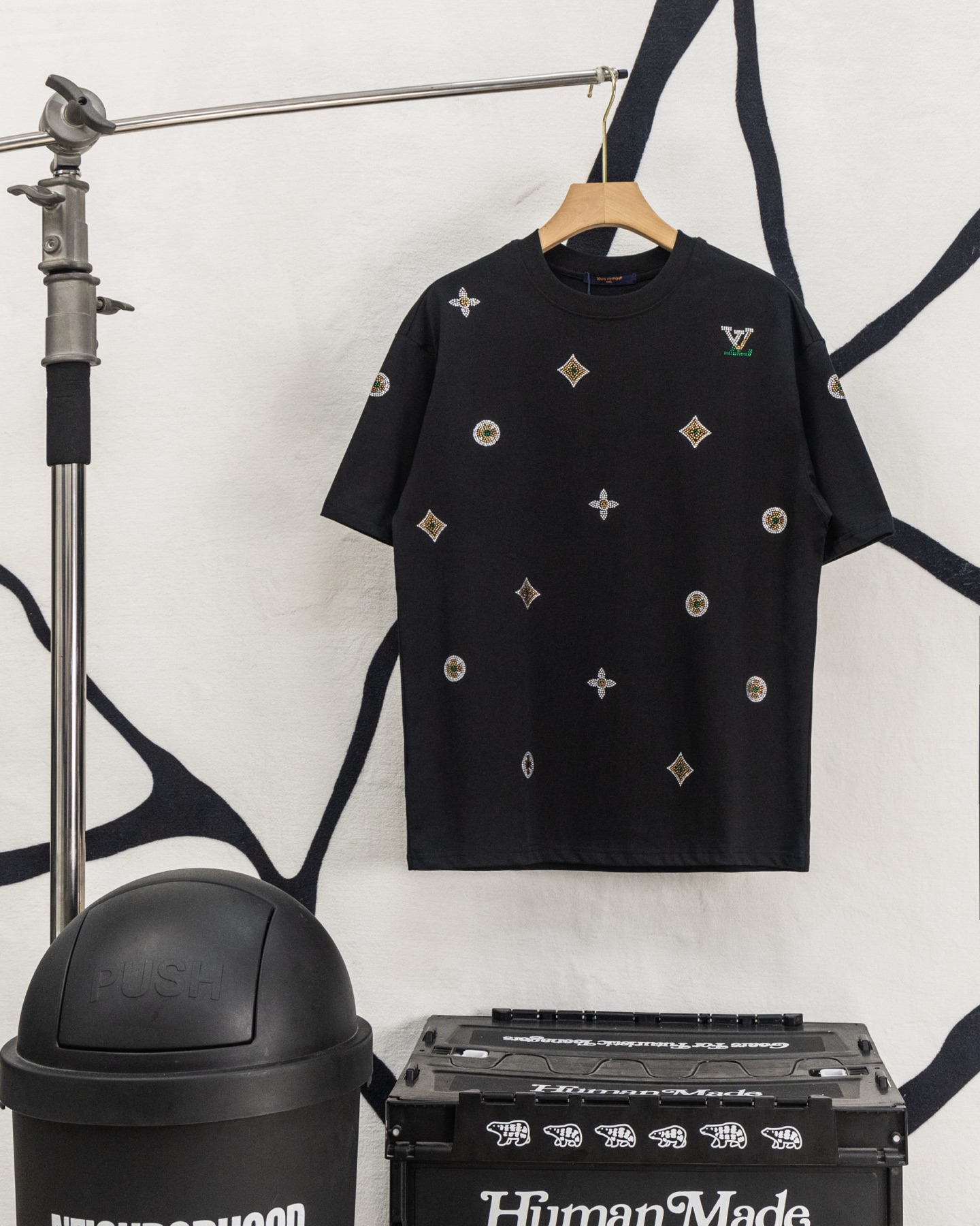 P105 N.º de modelo: F67 (versión alta de trabajo pesado) Lv➡️Louis Vuitton bordado, camiseta de manga corta con logo de…