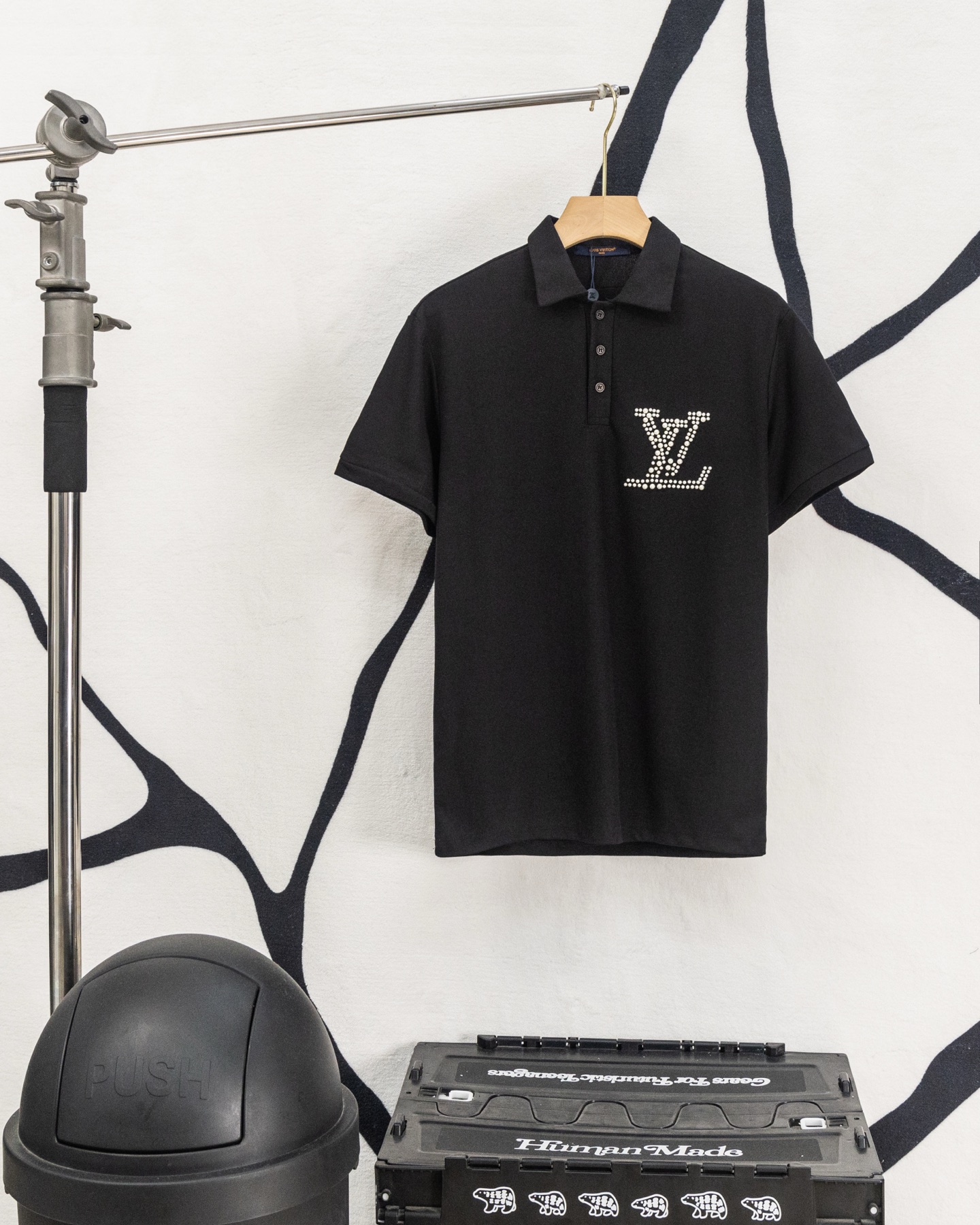 P105 N.º de modelo: F70 (versión alta de trabajo pesado) Lv➡️Louis Vuitton polo de manga corta con logo de cuentas, cam…