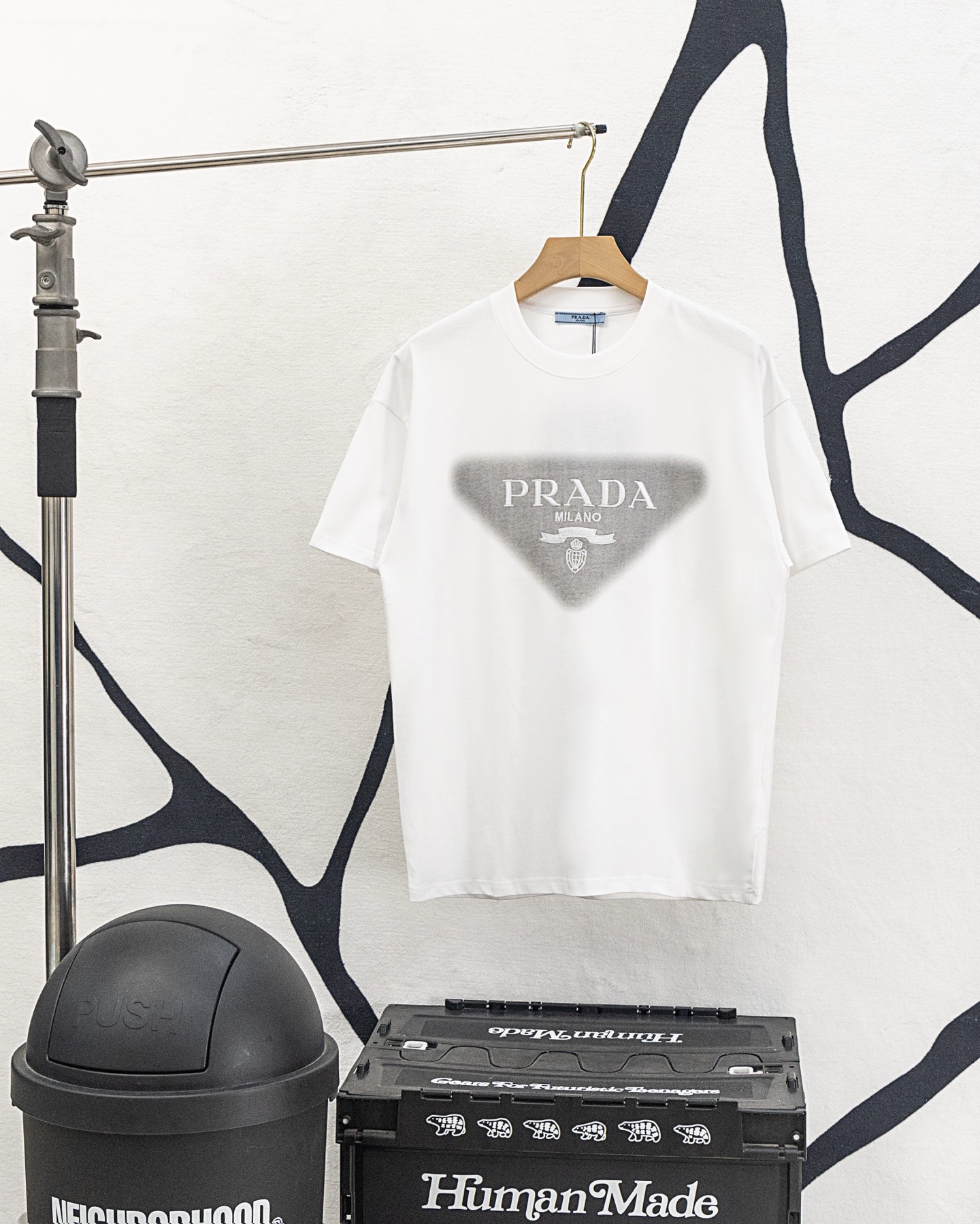@95 modelo: A17 PRADA/Prada 260g Camiseta de manga corta con cuello redondo bordado 🪡 letra LOGO inyección de tinta pr…