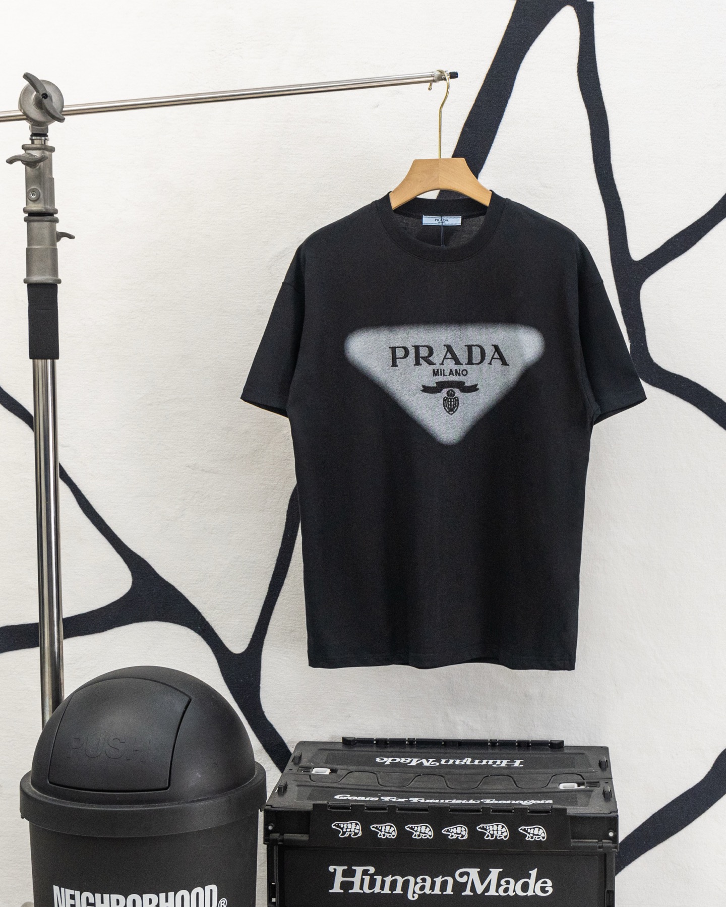 @95 Número de estilo: A17 PRADA/Prada 260g Camiseta de manga corta con cuello redondo bordada 🪡 letra LOGO proceso de …