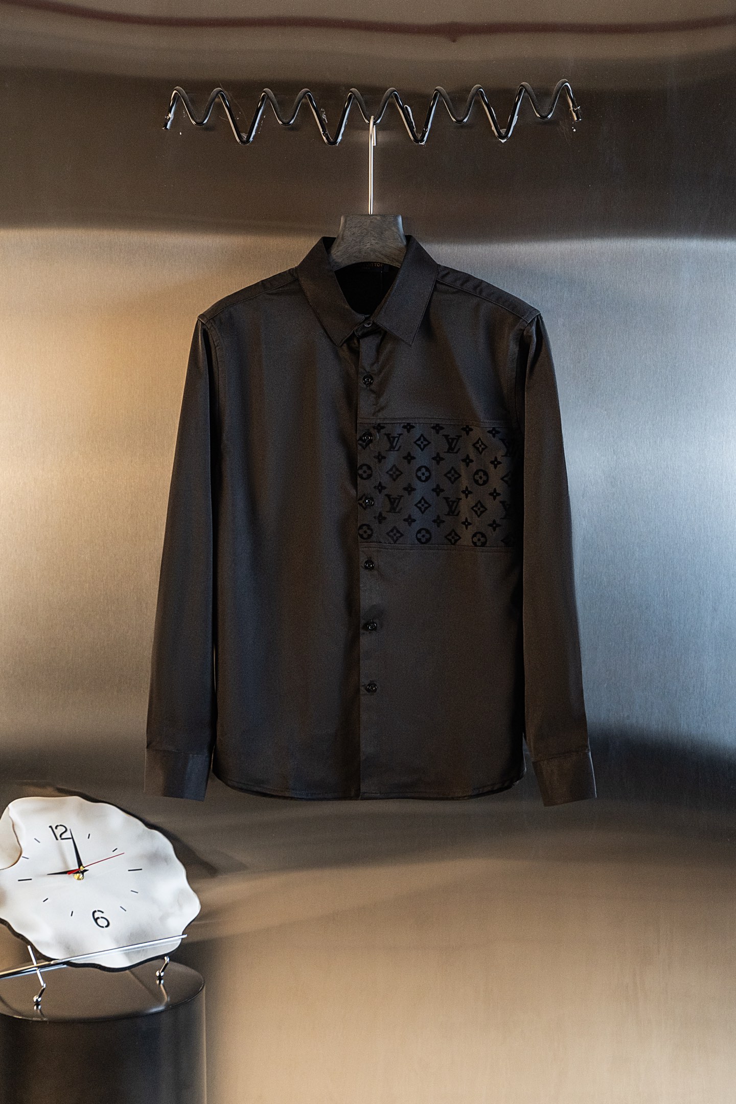 P105 款号：X18 LouisVuitton 路易威登LV拼接植绒男女同款休闲长袖衬衫 1️⃣面料上身柔软舒适，极其细腻 手感扎实润滑且柔软 拥有既织物不褶皱的的特性,手感无敌。细节处理完美! 1️⃣今年最火的满印元素 满满的高级感 …