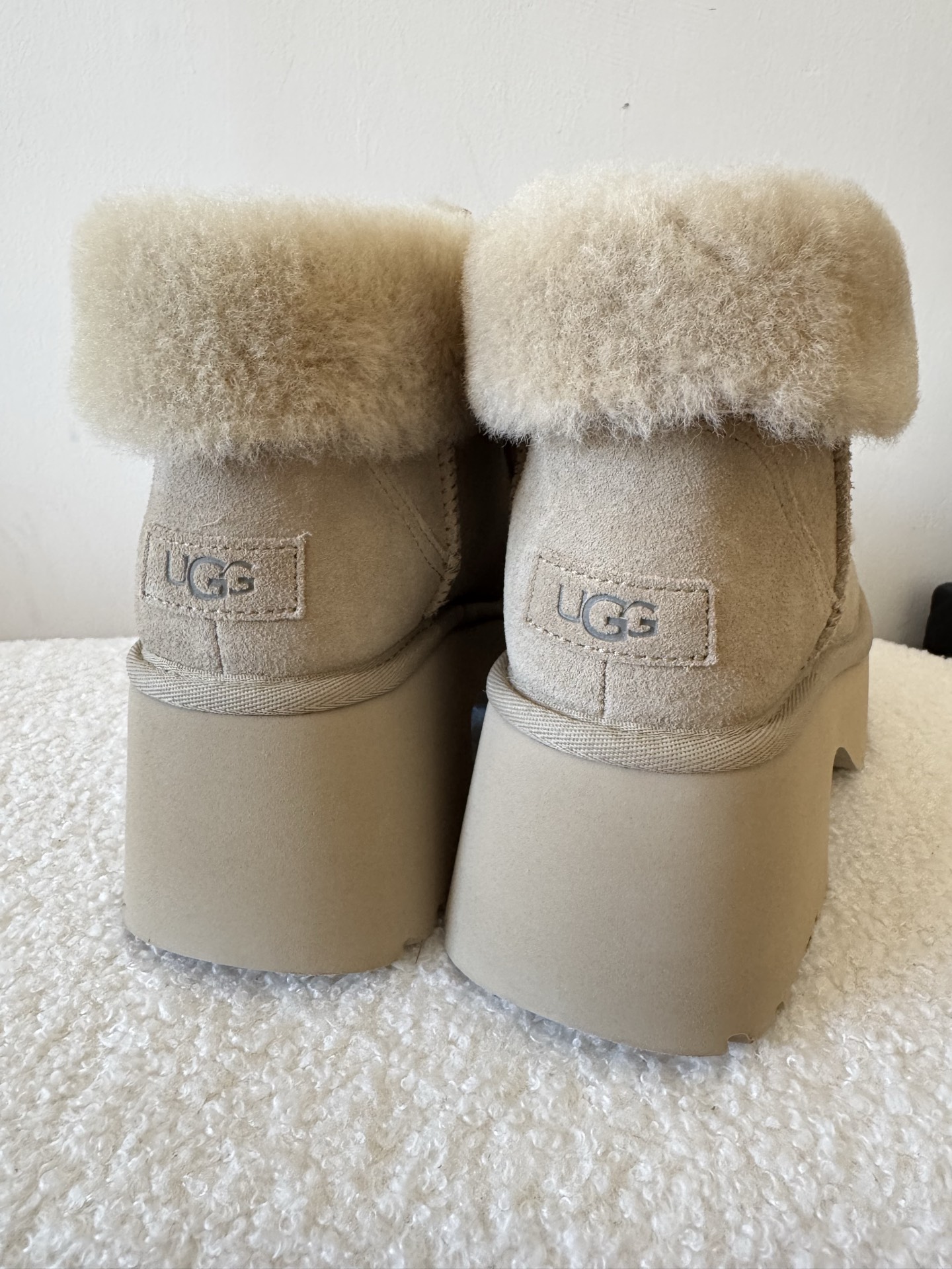 🔥UGG埃斯米坡跟短靴·栗色超保暖厚毛内里坡跟设计显高显腿长毛内里柔软舒适，17mm厚毛里衬超保暖鞋面采