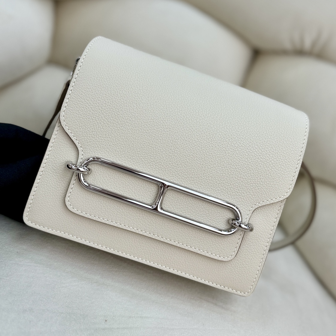 NO:699388,Pig nose milkshake white casual style horse bag, roulis is the typical representative!  Roulis has a simple and bright appearance. Because of the iconic H metal buckle, this bag is also named the pig nose bag. It is made of calfskin and has pure steel hardware. The bag has simple and clean lines, with eye-catching beeswax stitching and unique hardware decoration, making the bag look highly recognizable. The shoulder strap is just right in length and has a very high daily usage rate. Roulis pig nose 19 HERMES  Hermes,Hermes,hermes,hermes,cowhide,Hermes,19860909猪鼻子 奶昔白 休闲风的爱马包包,roulis就是典型代表！ roulis在造型上简约有亮点,因标志性的H金属扣,也将这款包包取名为猪鼻子包,小牛皮材质,纯钢五金,包包线条简洁干净,搭配上醒目的蜜蜡缝线,独特的五金装饰,让包包看起来有极高辨识度, 肩带的长度刚刚好,日常使用率也是非常高的 Roulis 猪鼻子19 HERMES 爱马仕,爱马仕,hermes,hermes,cowhide,Hermes,,Bag