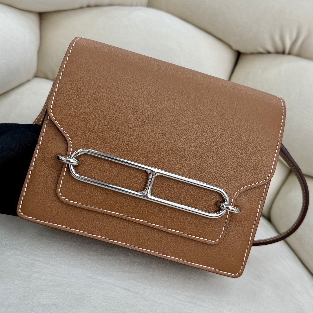 NO:699390,Pig nose golden brown casual style horse bag, roulis is the typical representative!  Roulis has a simple and bright appearance. Because of the iconic H metal buckle, this bag is also named the pig nose bag. It is made of calfskin and has pure steel hardware. The bag has simple and clean lines, with eye-catching beeswax stitching and unique hardware decoration, making the bag look highly recognizable. The shoulder strap is just right in length and has a very high daily usage rate. Roulis pig nose 19 HERMES  Hermes,Hermes,hermes,hermes,cowhide,Hermes,19860909猪鼻子 金棕 休闲风的爱马包包,roulis就是典型代表！ roulis在造型上简约有亮点,因标志性的H金属扣,也将这款包包取名为猪鼻子包,小牛皮材质,纯钢五金,包包线条简洁干净,搭配上醒目的蜜蜡缝线,独特的五金装饰,让包包看起来有极高辨识度, 肩带的长度刚刚好,日常使用率也是非常高的 Roulis 猪鼻子19 HERMES 爱马仕,爱马仕,hermes,hermes,cowhide,Hermes,,Bag