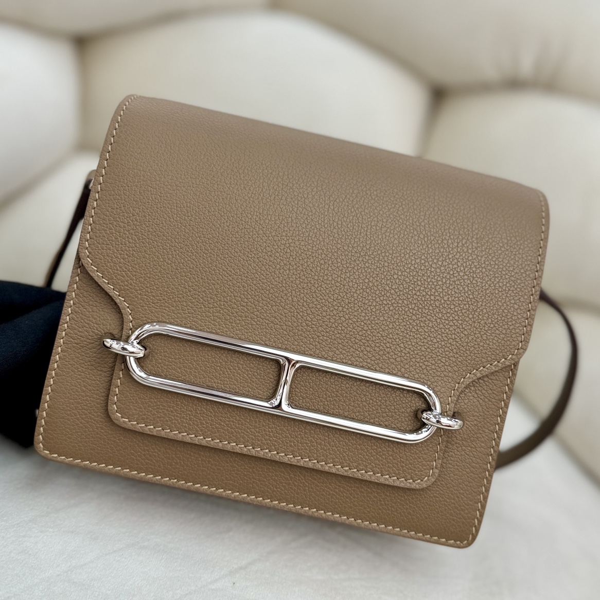 NO:699377,Pig nose, Weimaraner, casual style horse bag, roulis is the typical representative!  Roulis has a simple and bright appearance. Because of the iconic H metal buckle, this bag is also named the pig nose bag. It is made of calfskin and has pure steel hardware. The bag has simple and clean lines, with eye-catching beeswax stitching and unique hardware decoration, making the bag look highly recognizable. The shoulder strap is just right in length and has a very high daily usage rate. Roulis pig nose 19 HERMES  Hermes,Hermes,hermes,hermes,cowhide,Hermes,19860909猪鼻子 威马犬 休闲风的爱马包包,roulis就是典型代表！ roulis在造型上简约有亮点,因标志性的H金属扣,也将这款包包取名为猪鼻子包,小牛皮材质,纯钢五金,包包线条简洁干净,搭配上醒目的蜜蜡缝线,独特的五金装饰,让包包看起来有极高辨识度, 肩带的长度刚刚好,日常使用率也是非常高的 Roulis 猪鼻子19 HERMES 爱马仕,爱马仕,hermes,hermes,cowhide,Hermes,,Bag