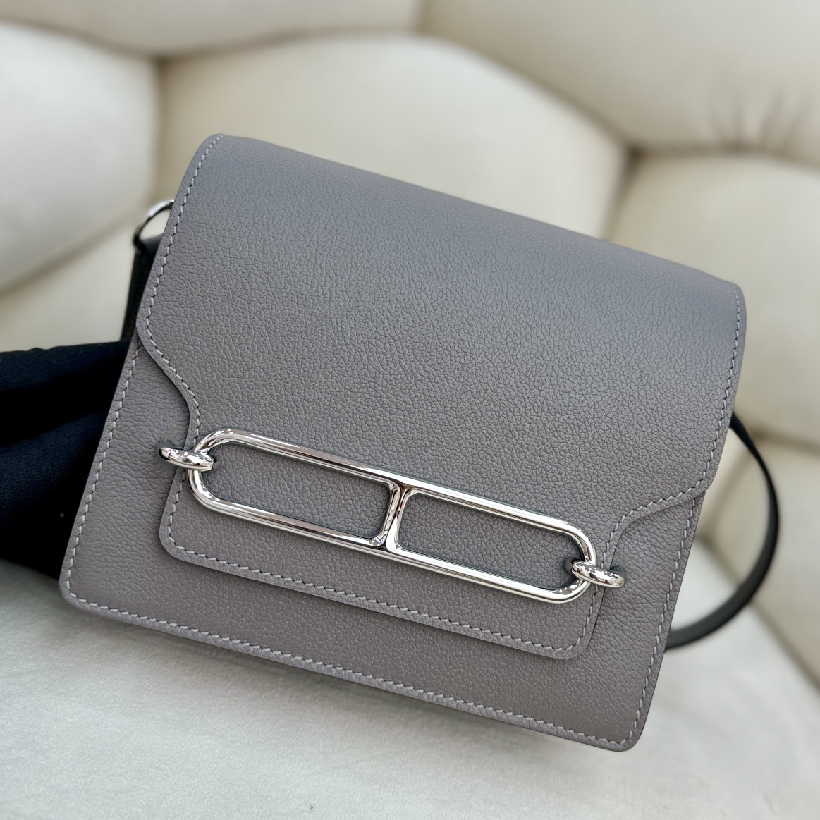 NO:699379,Pig nose, cumulonimbus gray, casual style horse bag, roulis is the typical representative!  Roulis has a simple and bright appearance. Because of the iconic H metal buckle, this bag is also named the pig nose bag. It is made of calfskin and has pure steel hardware. The bag has simple and clean lines, with eye-catching beeswax stitching and unique hardware decoration, making the bag look highly recognizable. The shoulder strap is just right in length and has a very high daily usage rate. Roulis pig nose 19 HERMES  Hermes,Hermes,hermes,hermes,cowhide,Hermes,19860909猪鼻子 积雨云灰 休闲风的爱马包包,roulis就是典型代表！ roulis在造型上简约有亮点,因标志性的H金属扣,也将这款包包取名为猪鼻子包,小牛皮材质,纯钢五金,包包线条简洁干净,搭配上醒目的蜜蜡缝线,独特的五金装饰,让包包看起来有极高辨识度, 肩带的长度刚刚好,日常使用率也是非常高的 Roulis 猪鼻子19 HERMES 爱马仕,爱马仕,hermes,hermes,cowhide,Hermes,,Bag