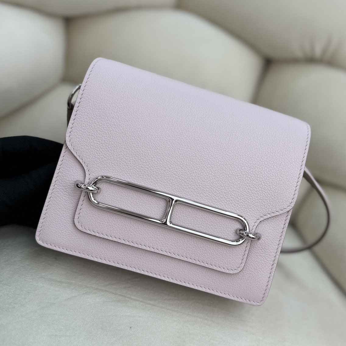 NO:699381,Pig nose, dreamy pink and purple, casual style horse bag, roulis is the typical representative!  Roulis has a simple and bright appearance. Because of the iconic H metal buckle, this bag is also named the pig nose bag. It is made of calfskin and has pure steel hardware. The bag has simple and clean lines, with eye-catching beeswax stitching and unique hardware decoration, making the bag look highly recognizable. The shoulder strap is just right in length and has a very high daily usage rate. Roulis pig nose 19 HERMES  Hermes,Hermes,hermes,hermes,cowhide,Hermes,19860909猪鼻子 梦幻粉紫 休闲风的爱马包包,roulis就是典型代表！ roulis在造型上简约有亮点,因标志性的H金属扣,也将这款包包取名为猪鼻子包,小牛皮材质,纯钢五金,包包线条简洁干净,搭配上醒目的蜜蜡缝线,独特的五金装饰,让包包看起来有极高辨识度, 肩带的长度刚刚好,日常使用率也是非常高的 Roulis 猪鼻子19 HERMES 爱马仕,爱马仕,hermes,hermes,cowhide,Hermes,,Bag