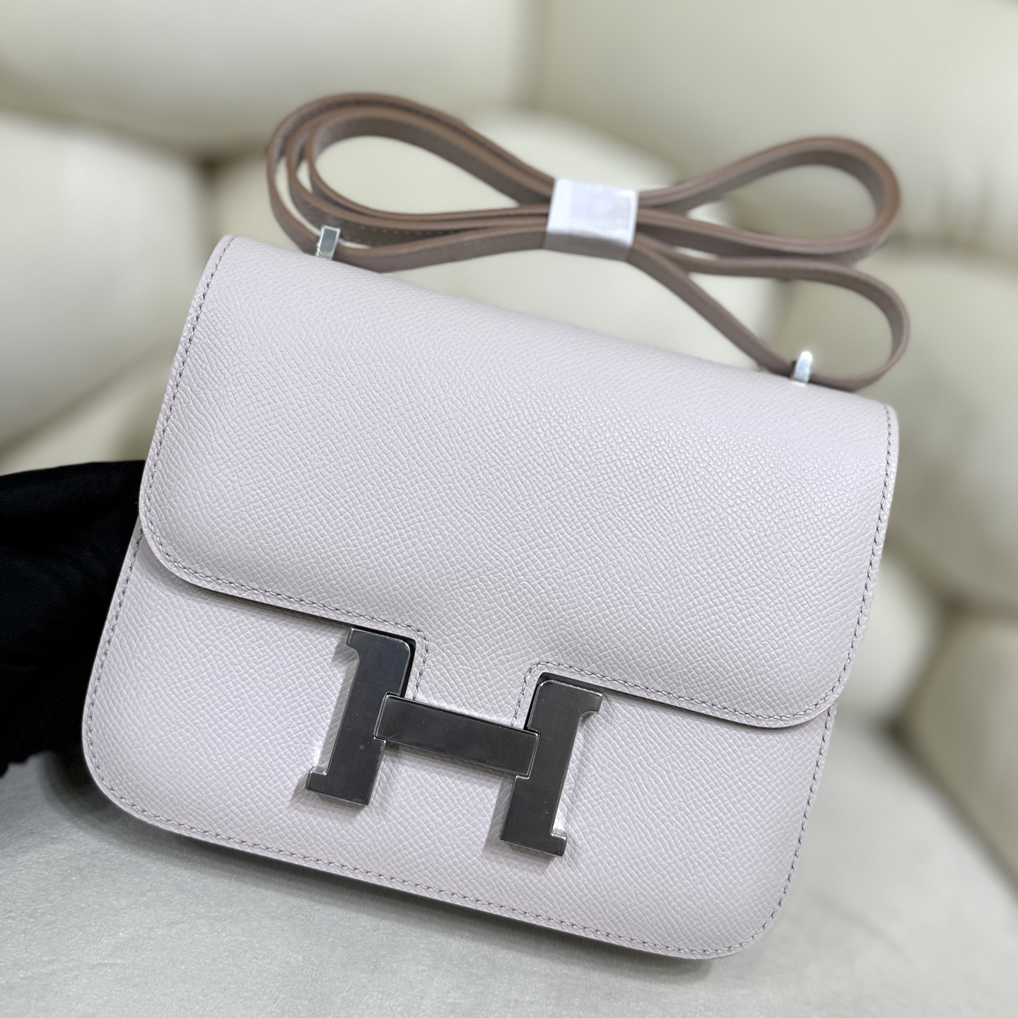 NO:763792,Kangkang 19 Dreamy Pink Purple As one of the three diamonds of Aima, it’s hard not to buy it. The whole bag has a simple and unique constance style. The minimalist design is very versatile, and the eye-catching H buckle is very representative!  Minimalist but never low-key, a gorgeous and simple model of luxury. Esom leather is wear-resistant and highly malleable, and can be matched with many styles of clothes. The size 19 is more suitable for cross-body wear, which is sweet, cool and full of high-end feeling!  ,Hermes,hermes,Hermes,19860909康康19 梦幻粉紫 作为爱马家三大金刚之一,很难抗拒不入手,整只包风格简约 别致 constance 极简的设计非常百搭,特别吸睛的H扣,极具代表性！极简但绝不低调,华丽丽的大奢简范. Esom皮耐磨耐造 极具可塑性,可以搭配很多风格的衣服,19的尺寸更适合斜挎,又甜又酷满满的高级感！,爱马仕,hermes,Hermes,,Bag