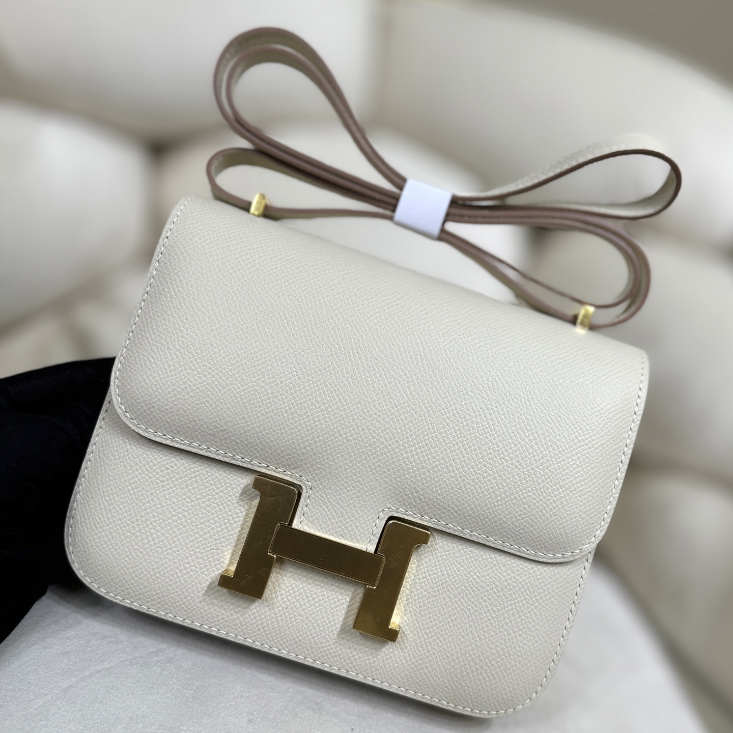 NO:763796,Kangkang 19 Milkshake White is one of the three major brands of Aima, so it’s hard not to buy it. The whole bag is simple, chic and constance. The minimalist design is very versatile, and the eye-catching H buckle is very representative!  Minimalist but never low-key, a gorgeous and simple model of luxury. Esom leather is wear-resistant and highly malleable, and can be matched with many styles of clothes. The size 19 is more suitable for cross-body wear, which is sweet, cool and full of high-end feeling!  ,Hermes,hermes,Hermes,19860909康康19 奶昔白 作为爱马家三大金刚之一,很难抗拒不入手,整只包风格简约 别致 constance 极简的设计非常百搭,特别吸睛的H扣,极具代表性！极简但绝不低调,华丽丽的大奢简范. Esom皮耐磨耐造 极具可塑性,可以搭配很多风格的衣服,19的尺寸更适合斜挎,又甜又酷满满的高级感！,爱马仕,hermes,Hermes,,Bag