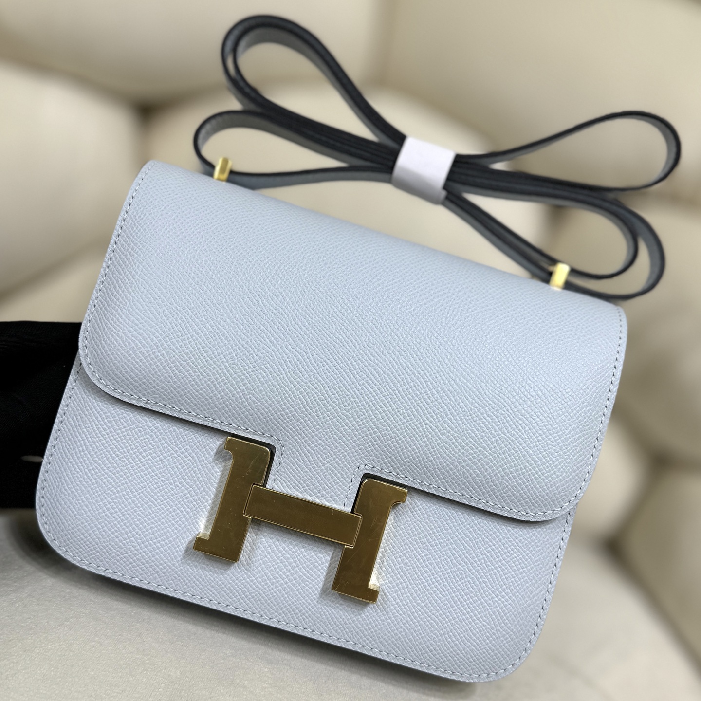 NO:763800,Kangkang 19 Haze Blue is one of the three major brands of Aima, so it’s hard not to buy it. The whole bag has a simple and unique constance style. The minimalist design is very versatile, and the eye-catching H buckle is very representative!  Minimalist but never low-key, a gorgeous and simple model of luxury. Esom leather is wear-resistant and highly malleable, and can be matched with many styles of clothes. The size 19 is more suitable for cross-body wear, which is sweet, cool and full of high-end feeling!  ,Hermes,hermes,Hermes,19860909康康19 雾霾蓝 作为爱马家三大金刚之一,很难抗拒不入手,整只包风格简约 别致 constance 极简的设计非常百搭,特别吸睛的H扣,极具代表性！极简但绝不低调,华丽丽的大奢简范. Esom皮耐磨耐造 极具可塑性,可以搭配很多风格的衣服,19的尺寸更适合斜挎,又甜又酷满满的高级感！,爱马仕,hermes,Hermes,,Bag