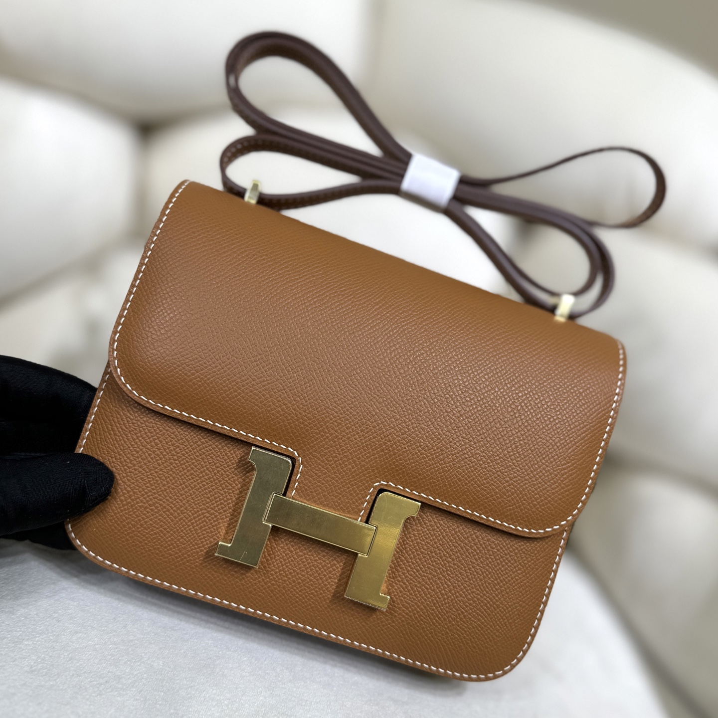 NO:763804,Kangkang 19 Golden Brown As one of the three diamonds of Aima, it is hard not to buy it. The whole bag has a simple and unique constance style. The minimalist design is very versatile, and the eye-catching H buckle is very representative!  Minimalist but never low-key, a gorgeous and simple model of luxury. Esom leather is wear-resistant and highly malleable, and can be matched with many styles of clothes. The size 19 is more suitable for cross-body wear, which is sweet, cool and full of high-end feeling!  ,Hermes,hermes,Hermes,19860909康康19 金棕 作为爱马家三大金刚之一,很难抗拒不入手,整只包风格简约 别致 constance 极简的设计非常百搭,特别吸睛的H扣,极具代表性！极简但绝不低调,华丽丽的大奢简范. Esom皮耐磨耐造 极具可塑性,可以搭配很多风格的衣服,19的尺寸更适合斜挎,又甜又酷满满的高级感！,爱马仕,hermes,Hermes,,Bag