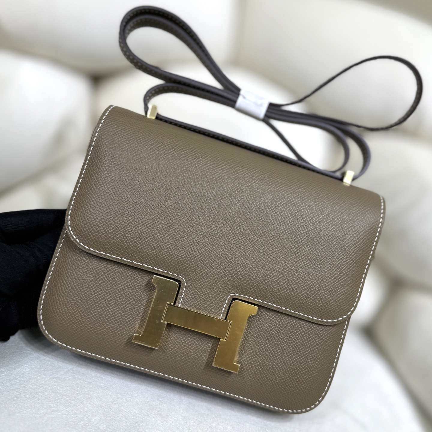 NO:763808,Kangkang 19 Elephant Gray As one of the three diamonds of Aima, it is hard not to buy it. The whole bag has a simple and chic constance style. The minimalist design is very versatile, and the eye-catching H buckle is very representative!  Minimalist but never low-key, a gorgeous and simple model of luxury. Esom leather is wear-resistant and highly malleable, and can be matched with many styles of clothes. The size 19 is more suitable for cross-body wear, which is sweet, cool and full of high-end feeling!  ,Hermes,hermes,Hermes,19860909康康19 大象灰 作为爱马家三大金刚之一,很难抗拒不入手,整只包风格简约 别致 constance 极简的设计非常百搭,特别吸睛的H扣,极具代表性！极简但绝不低调,华丽丽的大奢简范. Esom皮耐磨耐造 极具可塑性,可以搭配很多风格的衣服,19的尺寸更适合斜挎,又甜又酷满满的高级感！,爱马仕,hermes,Hermes,,Bag
