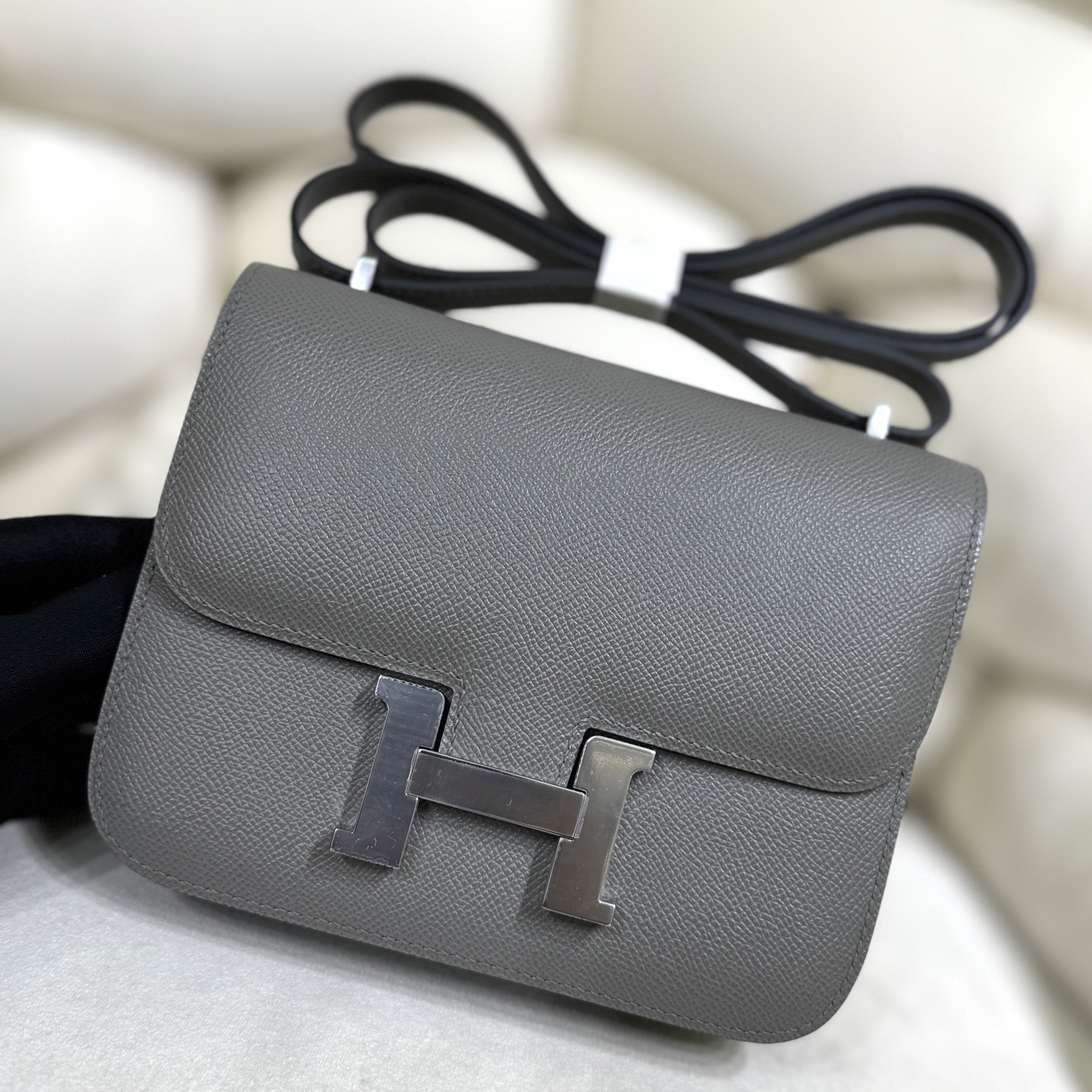 NO:763811,Kangkang 19 Black As one of the three diamonds of Aima, it’s hard not to buy it. The whole bag has a simple and chic constance style. The minimalist design is very versatile, and the eye-catching H buckle is very representative!  Minimalist but never low-key, a gorgeous and simple model of luxury. Esom leather is wear-resistant and highly malleable, and can be matched with many styles of clothes. The size 19 is more suitable for cross-body wear, which is sweet, cool and full of high-end feeling!  ,Hermes,hermes,Hermes,19860909康康19 黑色 作为爱马家三大金刚之一,很难抗拒不入手,整只包风格简约 别致 constance 极简的设计非常百搭,特别吸睛的H扣,极具代表性！极简但绝不低调,华丽丽的大奢简范. Esom皮耐磨耐造 极具可塑性,可以搭配很多风格的衣服,19的尺寸更适合斜挎,又甜又酷满满的高级感！,爱马仕,hermes,Hermes,,Bag