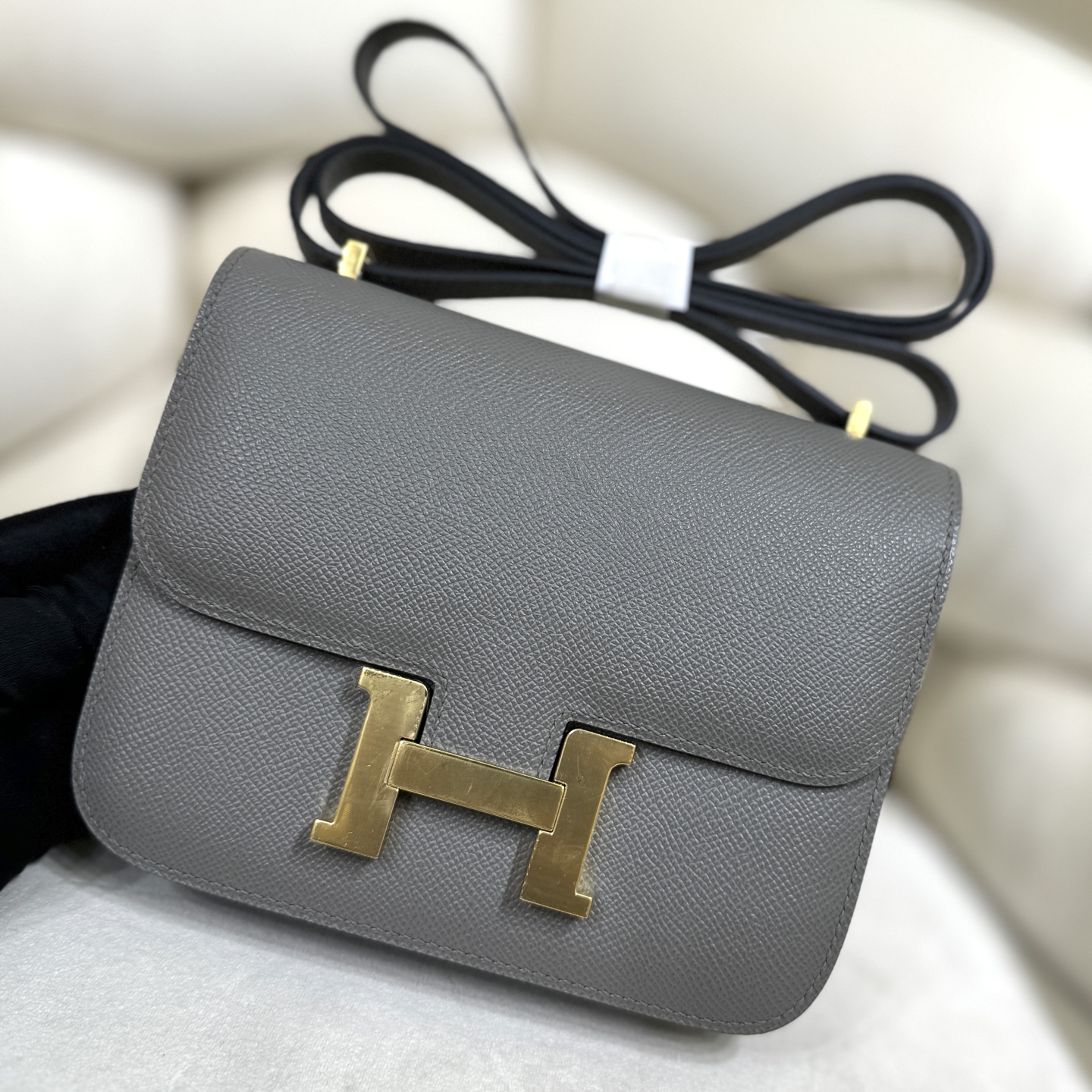 NO:763777,Kangkang 19 Cumulonimbus Gray As one of the three major diamonds of Aima, it is hard not to buy it. The whole bag has a simple and unique constance style. The minimalist design is very versatile, and the eye-catching H buckle is very representative!  Minimalist but never low-key, a gorgeous and simple model of luxury. Esom leather is wear-resistant and highly malleable, and can be matched with many styles of clothes. The size 19 is more suitable for cross-body wear, which is sweet, cool and full of high-end feeling!  ,Hermes,hermes,Hermes,19860909康康19 积雨云灰 作为爱马家三大金刚之一,很难抗拒不入手,整只包风格简约 别致 constance 极简的设计非常百搭,特别吸睛的H扣,极具代表性！极简但绝不低调,华丽丽的大奢简范. Esom皮耐磨耐造 极具可塑性,可以搭配很多风格的衣服,19的尺寸更适合斜挎,又甜又酷满满的高级感！,爱马仕,hermes,Hermes,,Bag